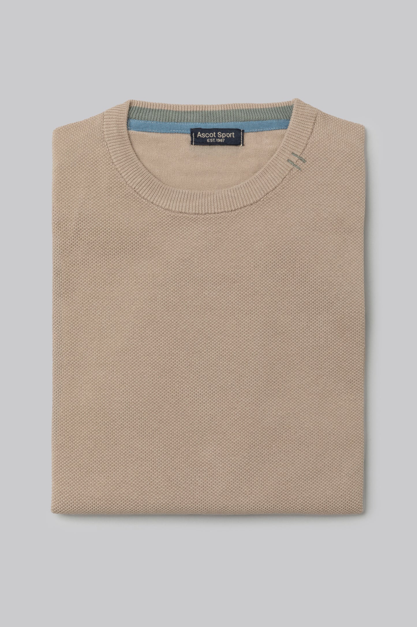 Crew neck sweater with jacquard pattern on the front and contrasting colors
