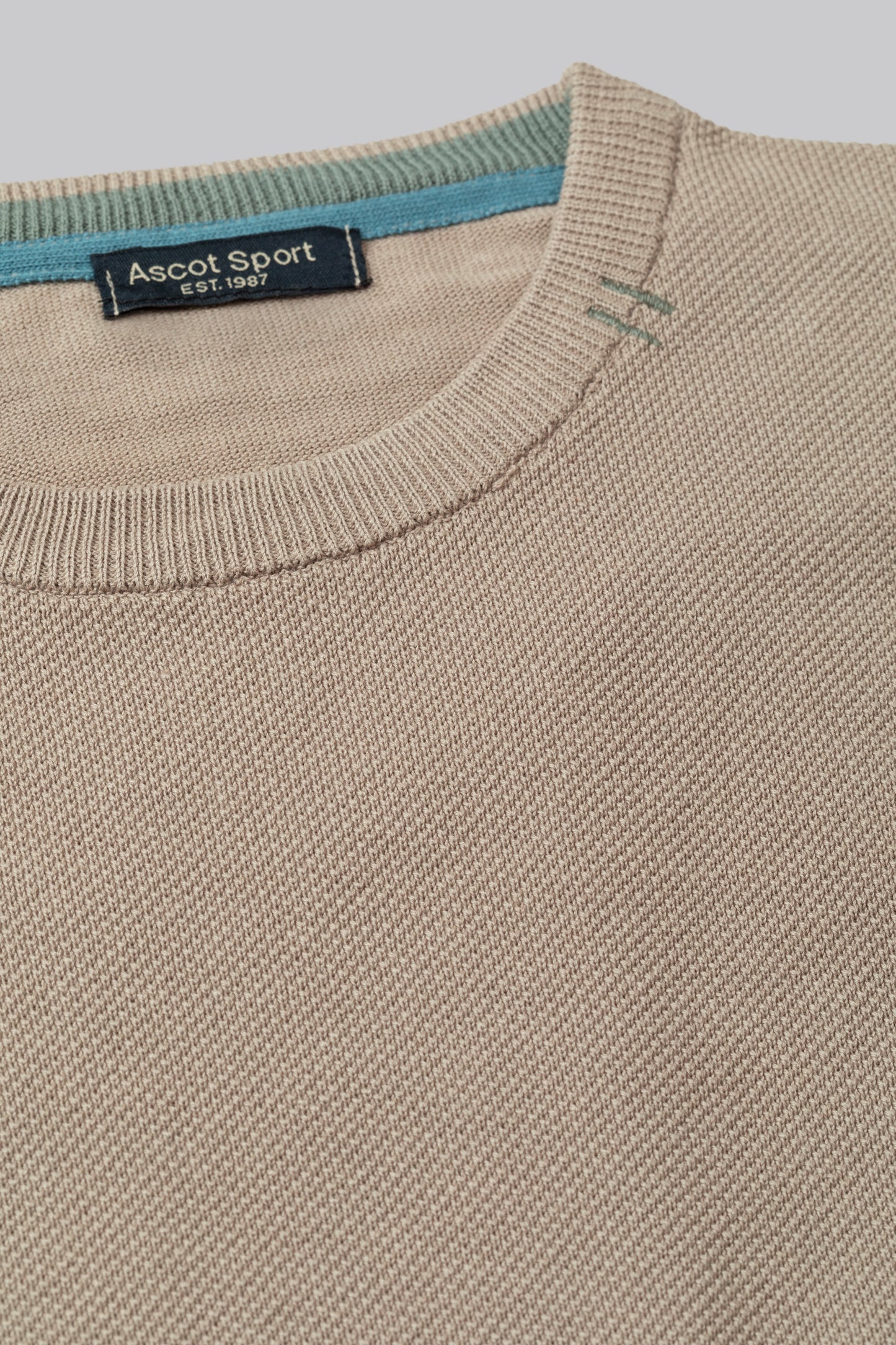 Crew neck sweater with jacquard pattern on the front and contrasting colors
