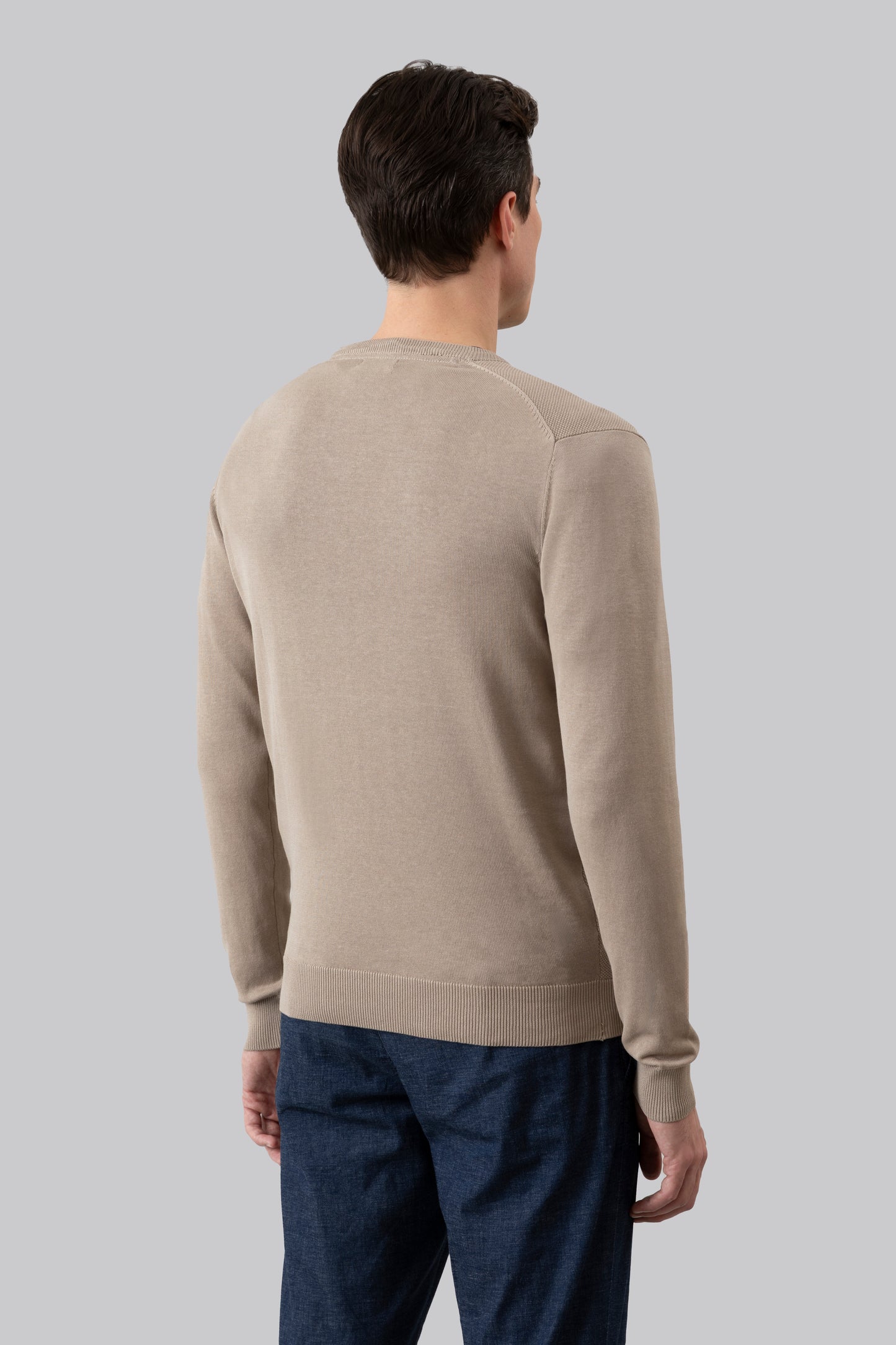 Crew neck sweater with jacquard pattern on the front and contrasting colors