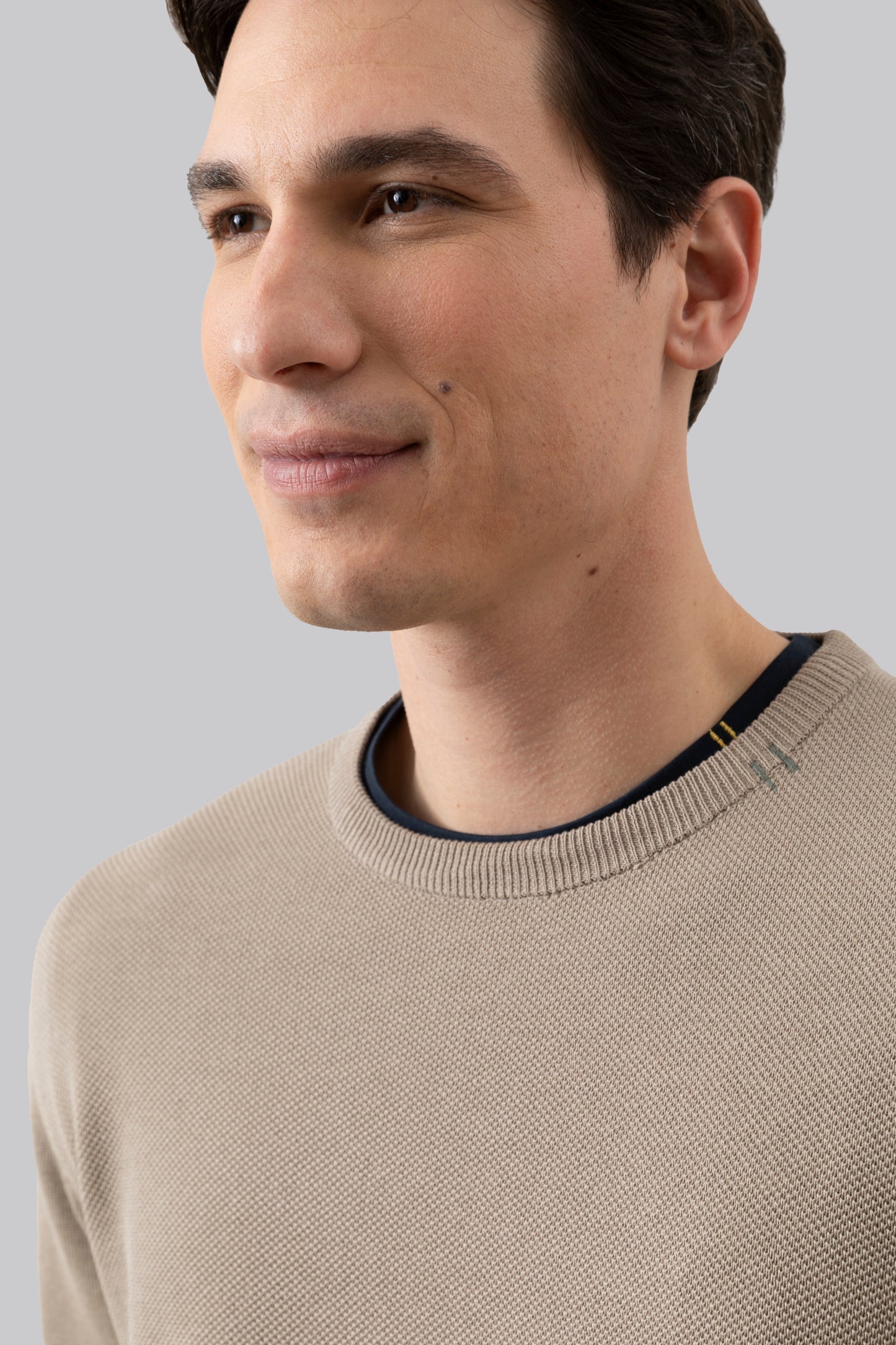 Crew neck sweater with jacquard pattern on the front and contrasting colors