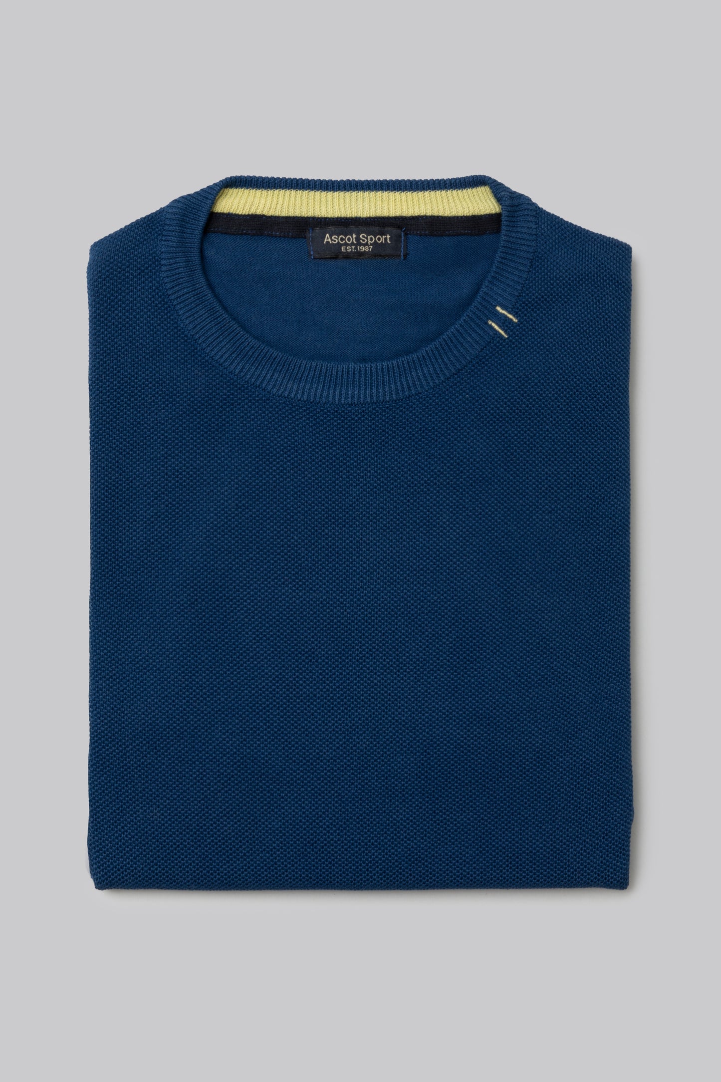 Crew neck sweater with jacquard pattern on the front and contrasting colors