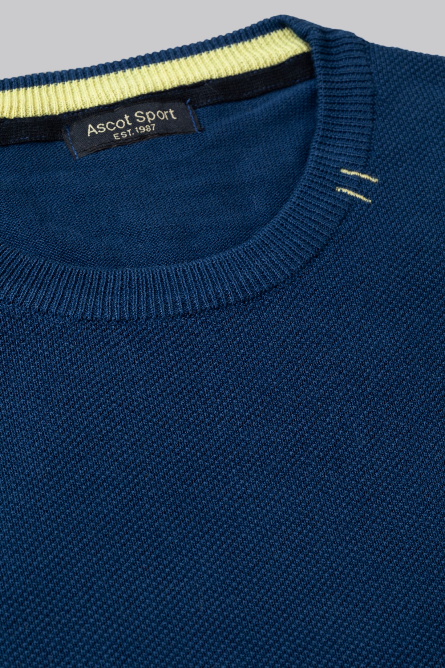 Crew neck sweater with jacquard pattern on the front and contrasting colors