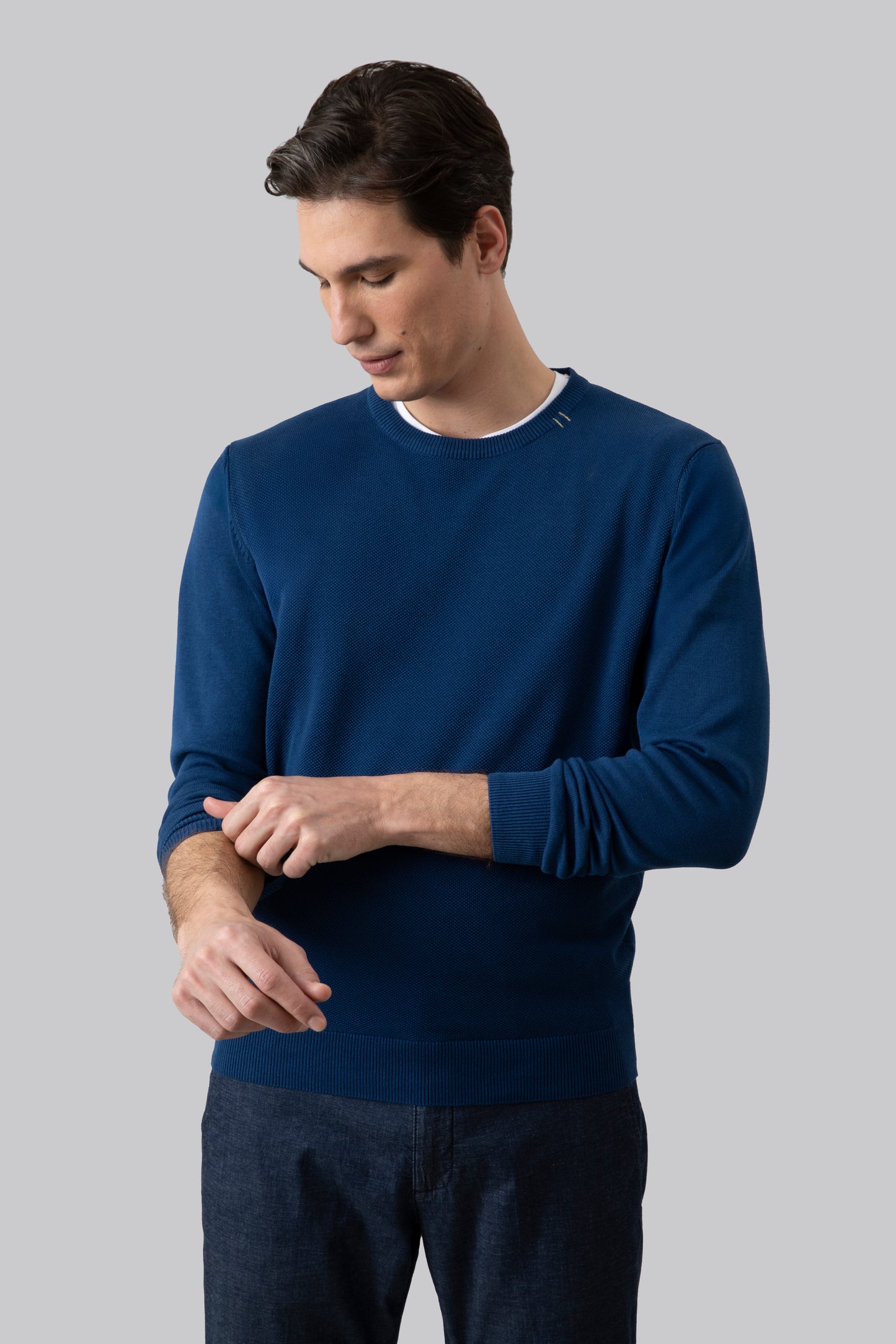 Crew neck sweater with jacquard pattern on the front and contrasting colors