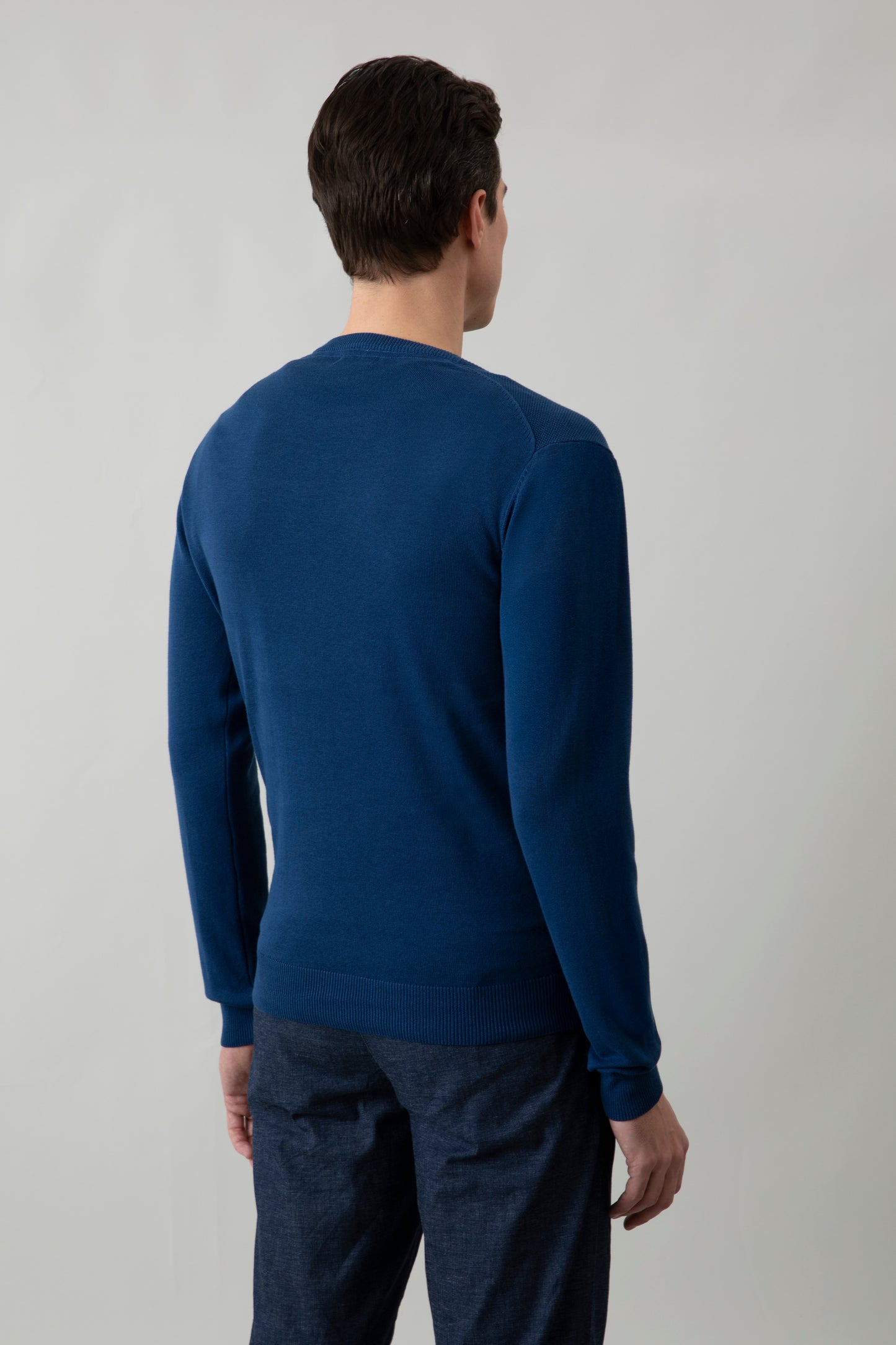 Crew neck sweater with jacquard pattern on the front and contrasting colors