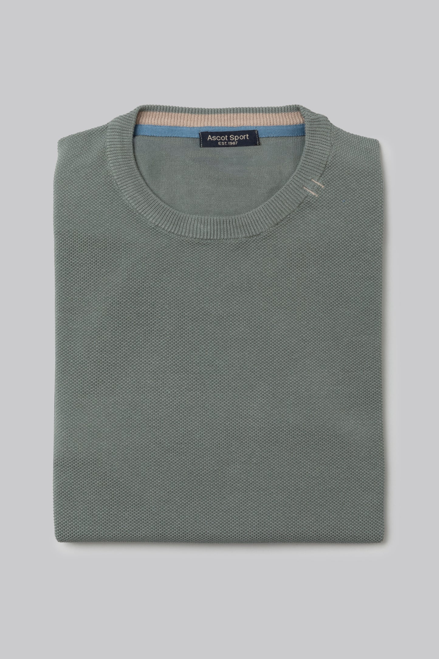 Crew neck sweater with jacquard pattern on the front and contrasting colors
