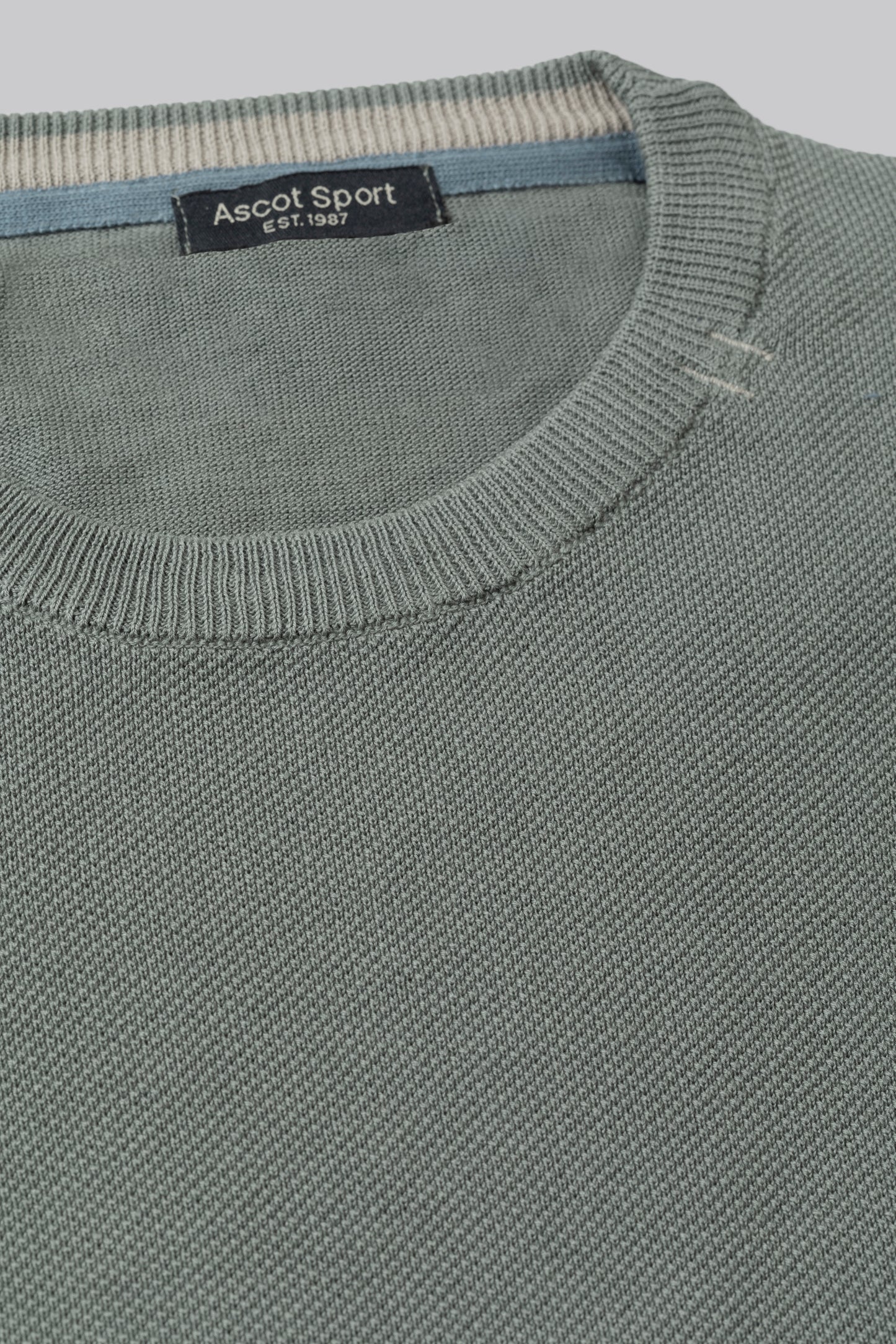 Crew neck sweater with jacquard pattern on the front and contrasting colors