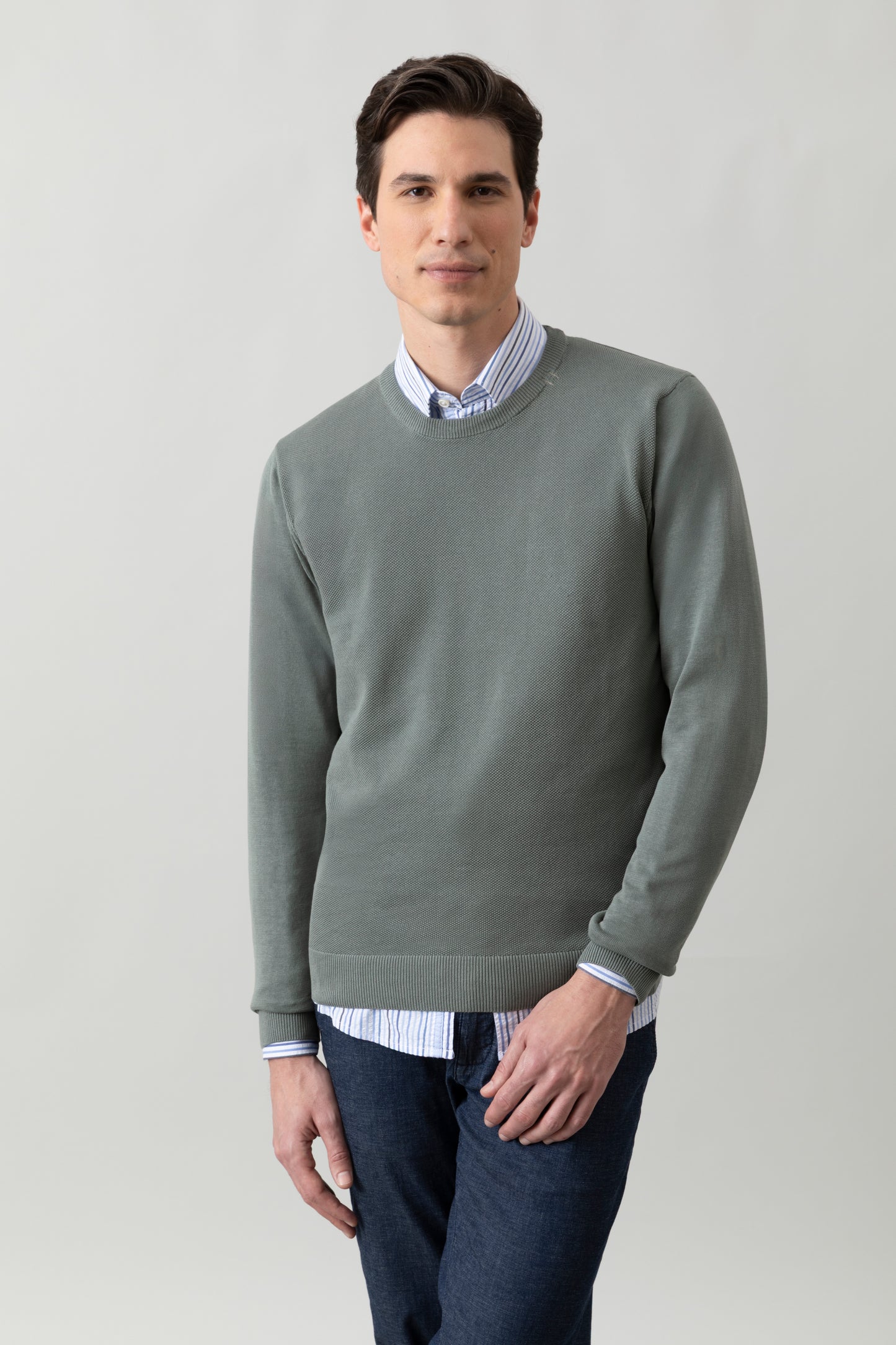 Crew neck sweater with jacquard pattern on the front and contrasting colors