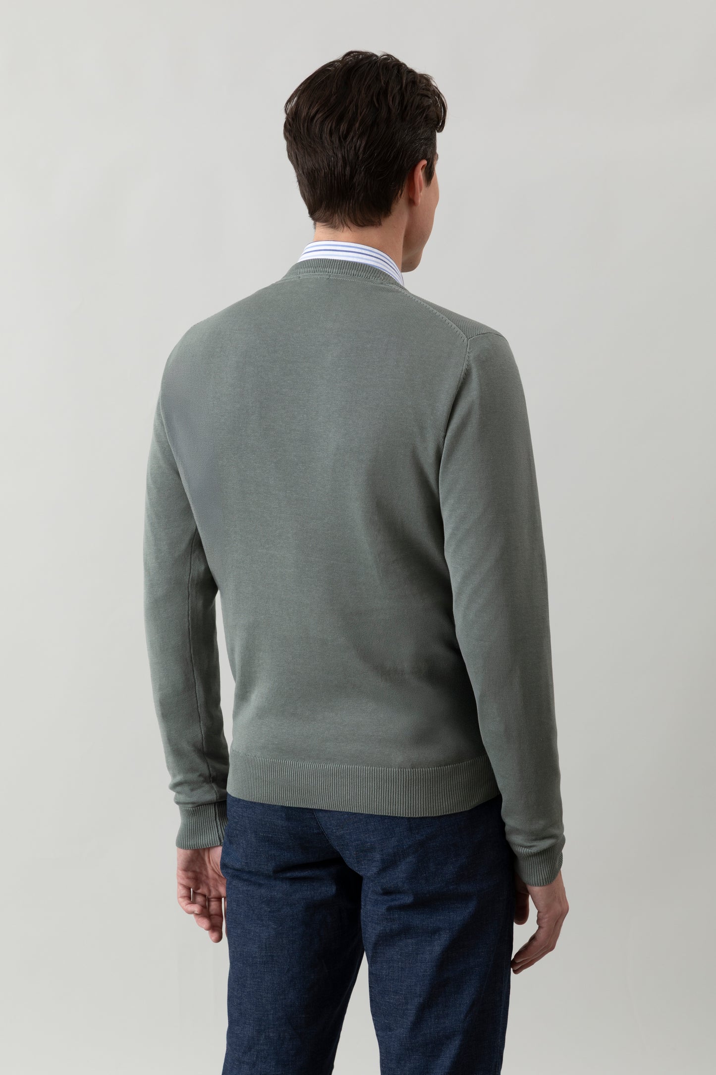 Crew neck sweater with jacquard pattern on the front and contrasting colors