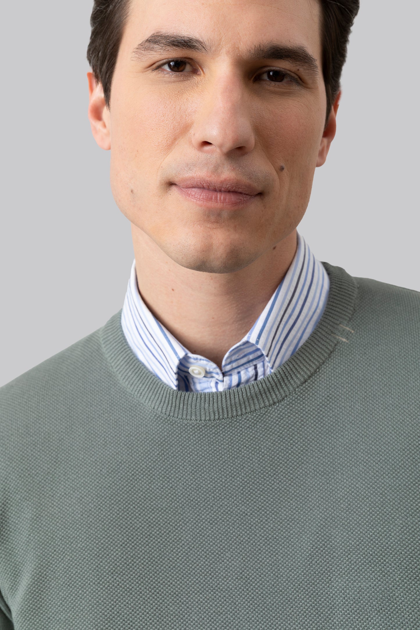 Crew neck sweater with jacquard pattern on the front and contrasting colors