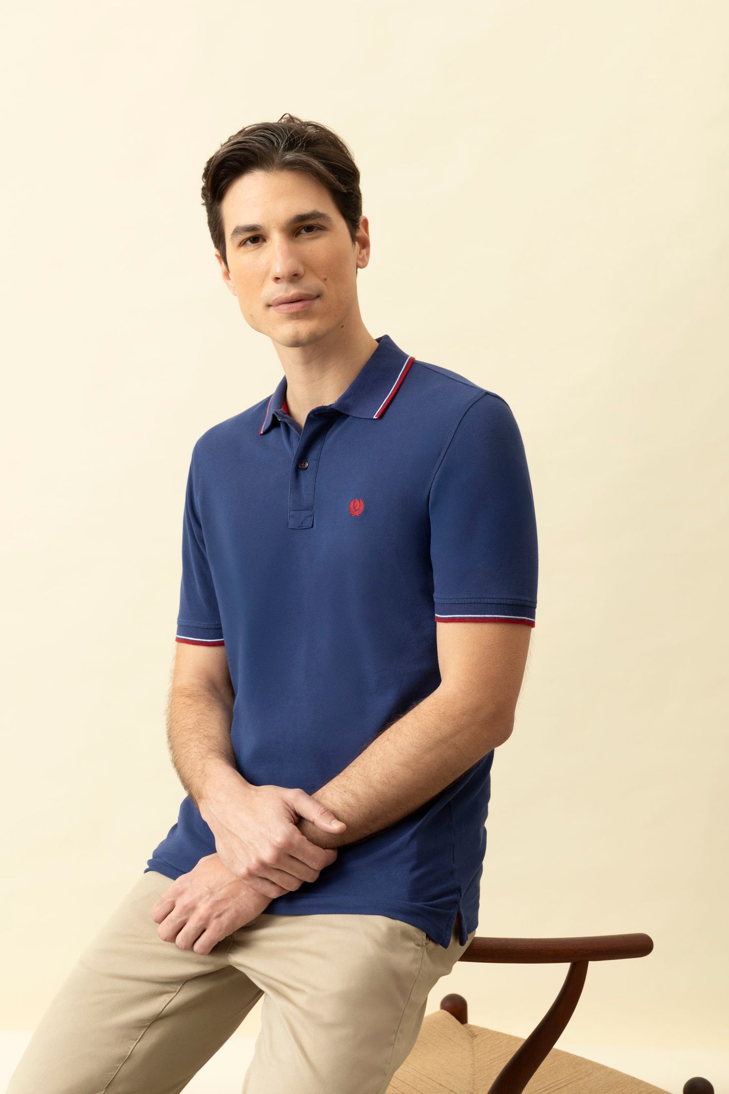 Polo in piquet di cotone con logo sottocollo e doppio contrasto su collo e polsi