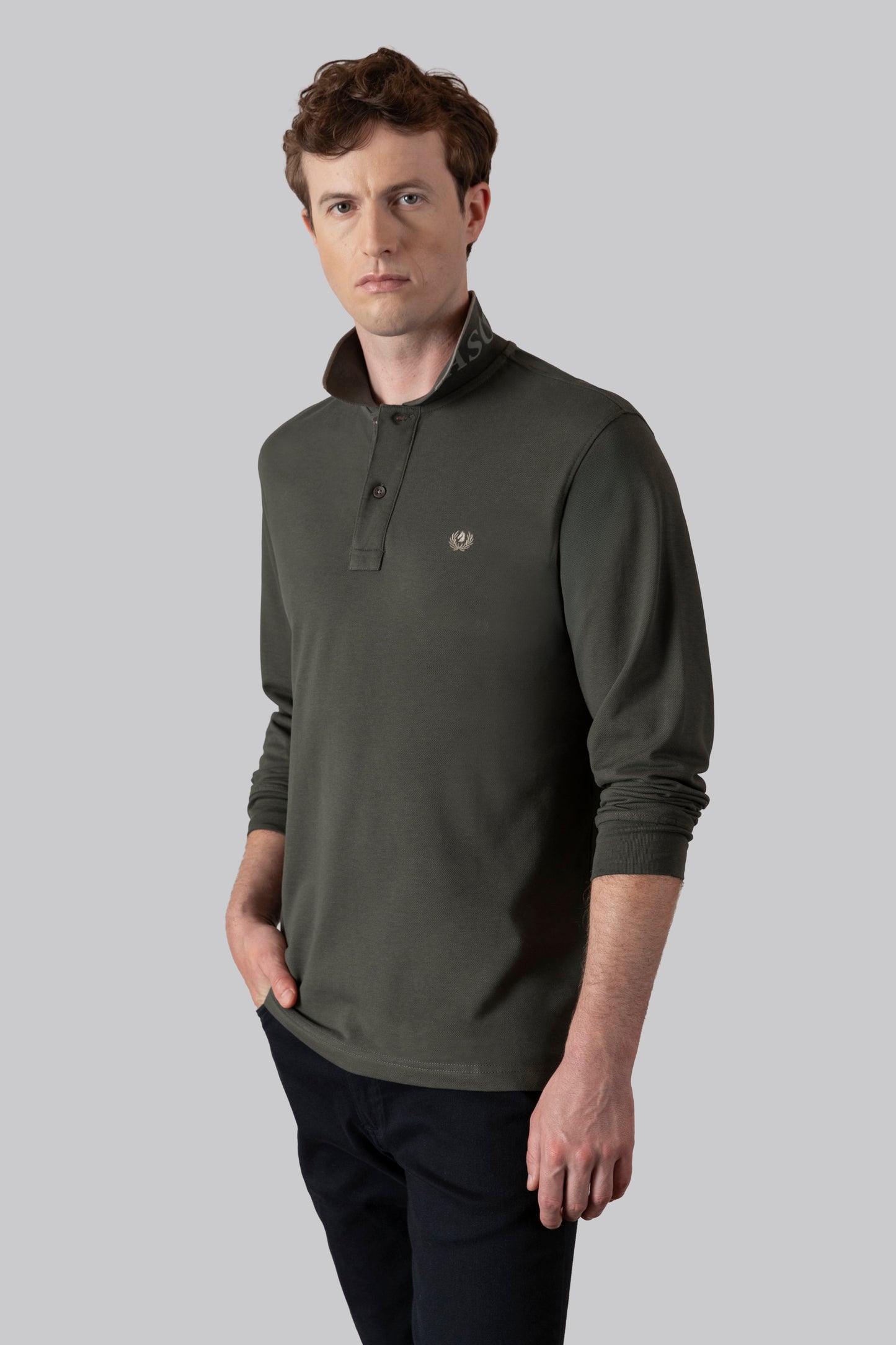 Piqué polo with contrasting stripe color on the collar and logo print under the collar