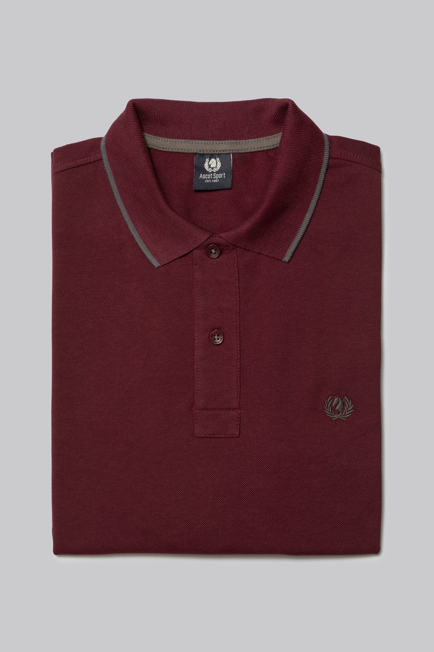 Piqué polo with contrasting stripe color on the collar and logo print under the collar