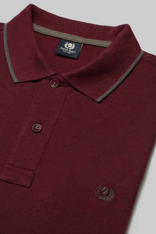 Piqué polo with contrasting stripe color on the collar and logo print under the collar
