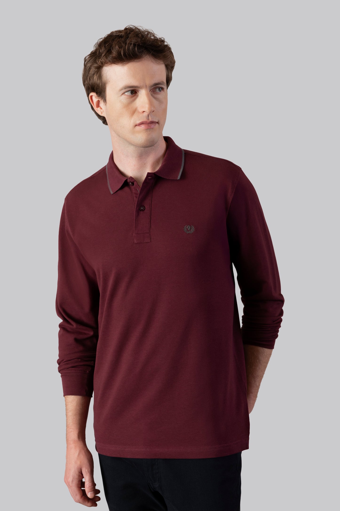 Piqué polo with contrasting stripe color on the collar and logo print under the collar