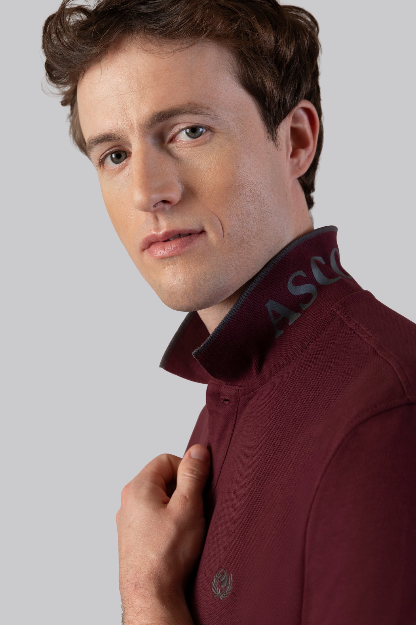 Piqué polo with contrasting stripe color on the collar and logo print under the collar