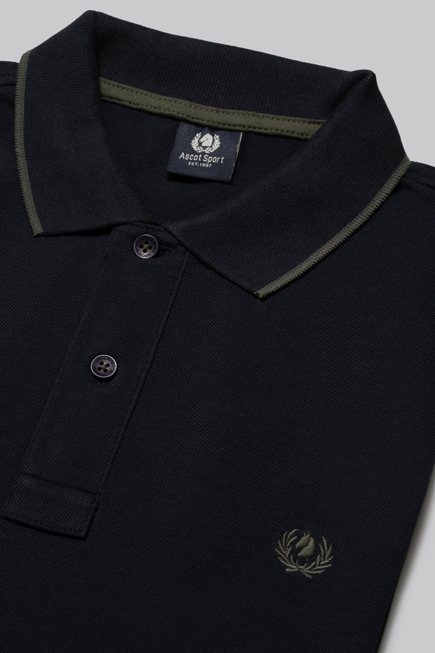 Piqué polo with contrasting stripe color on the collar and logo print under the collar