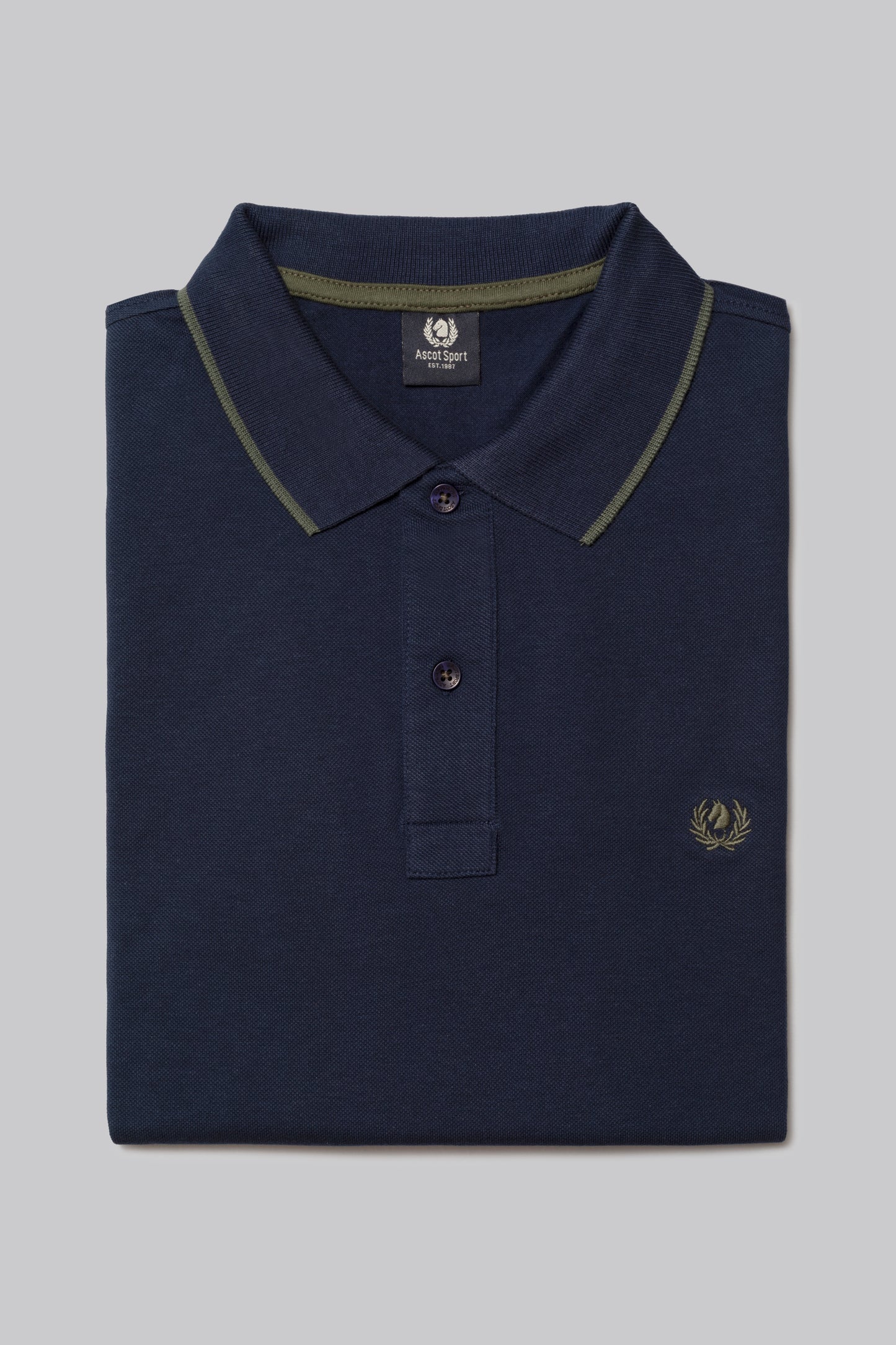 Piqué polo with contrasting stripe color on the collar and logo print under the collar