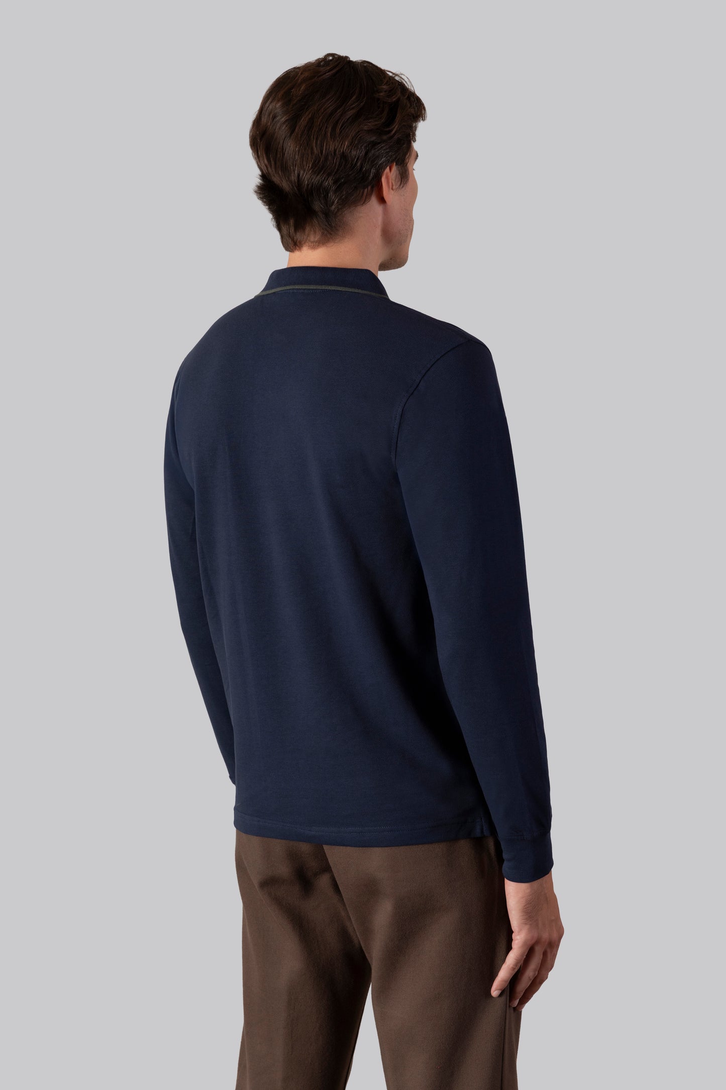 Piqué polo with contrasting stripe color on the collar and logo print under the collar