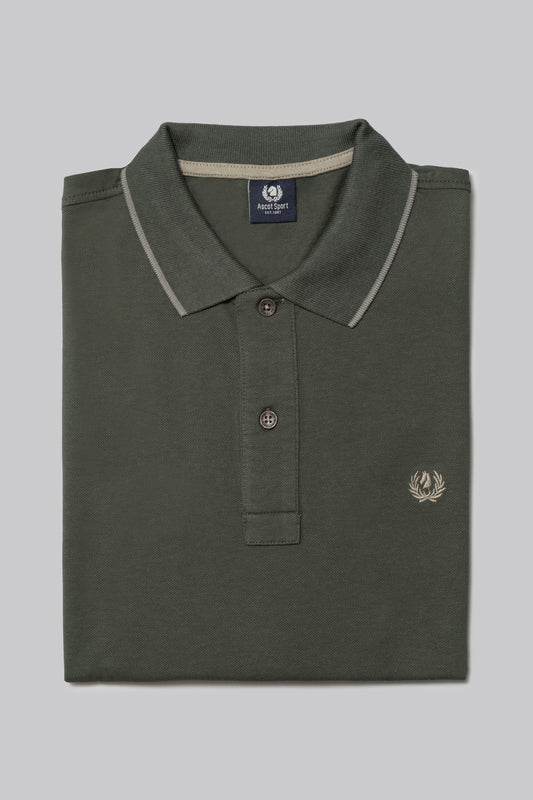 Piqué polo with contrasting stripe color on the collar and logo print under the collar