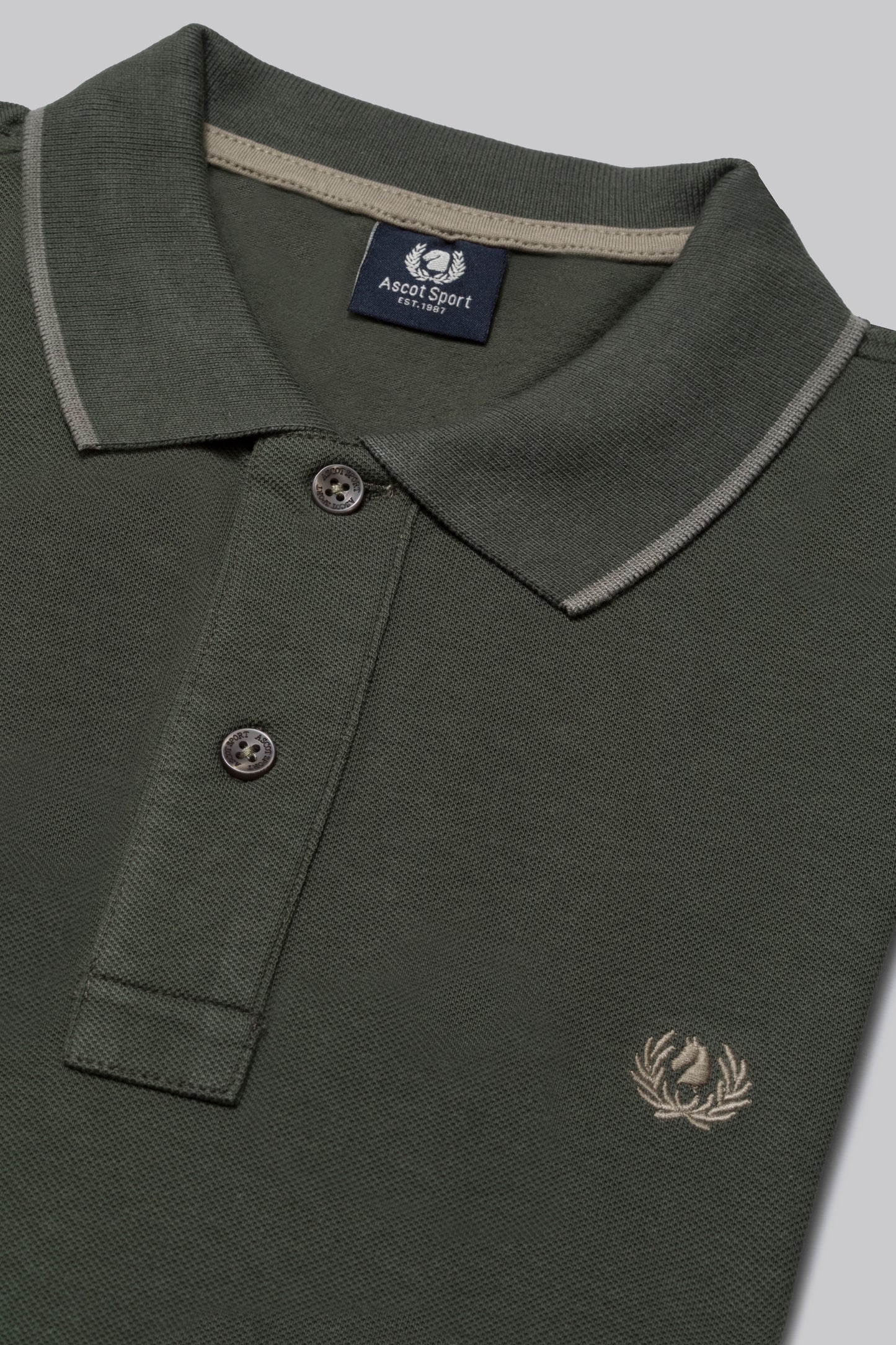 Piqué polo with contrasting stripe color on the collar and logo print under the collar