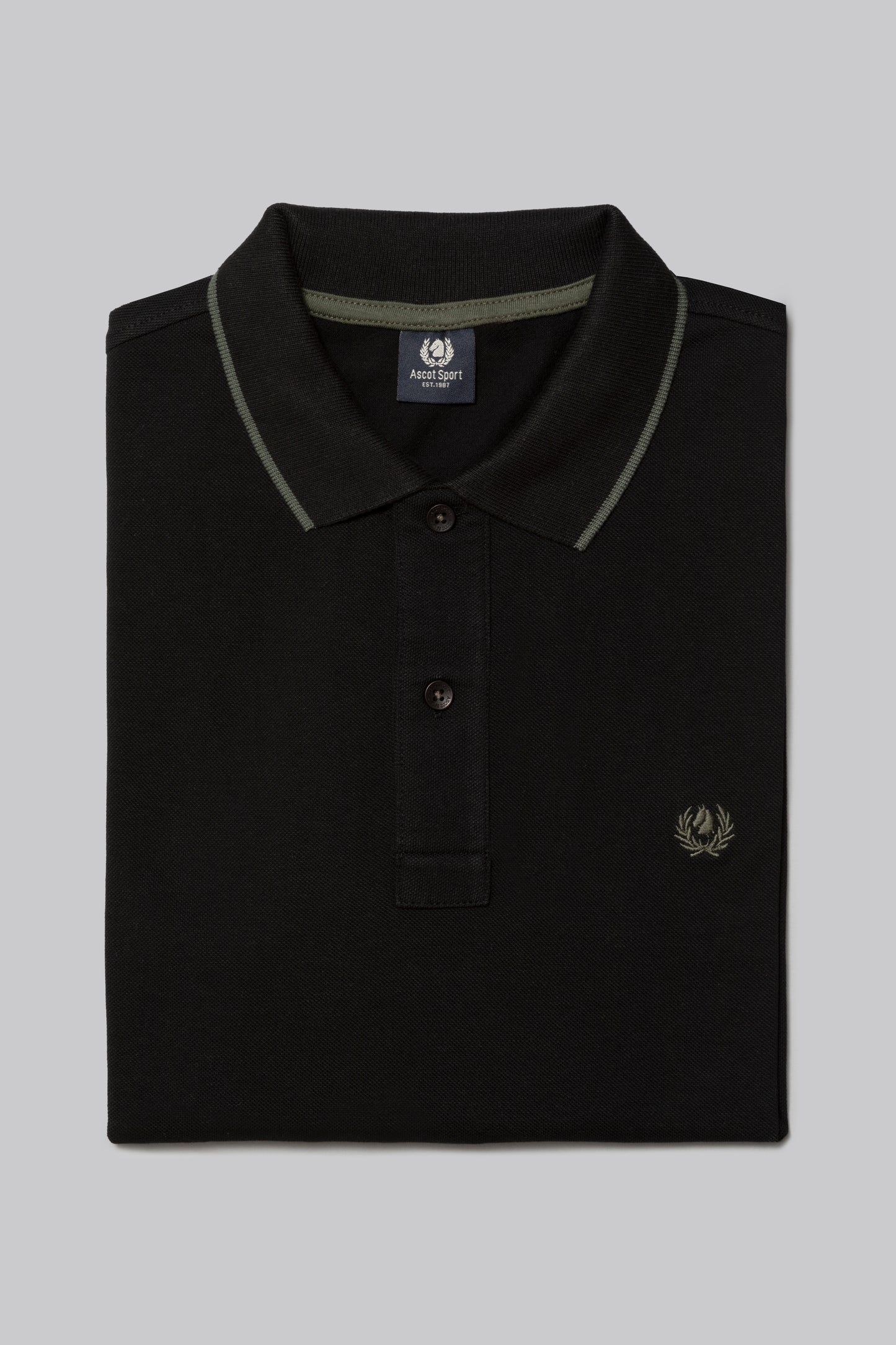 Piqué polo with contrasting stripe color on the collar and logo print under the collar