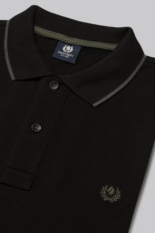 Piqué polo with contrasting stripe color on the collar and logo print under the collar