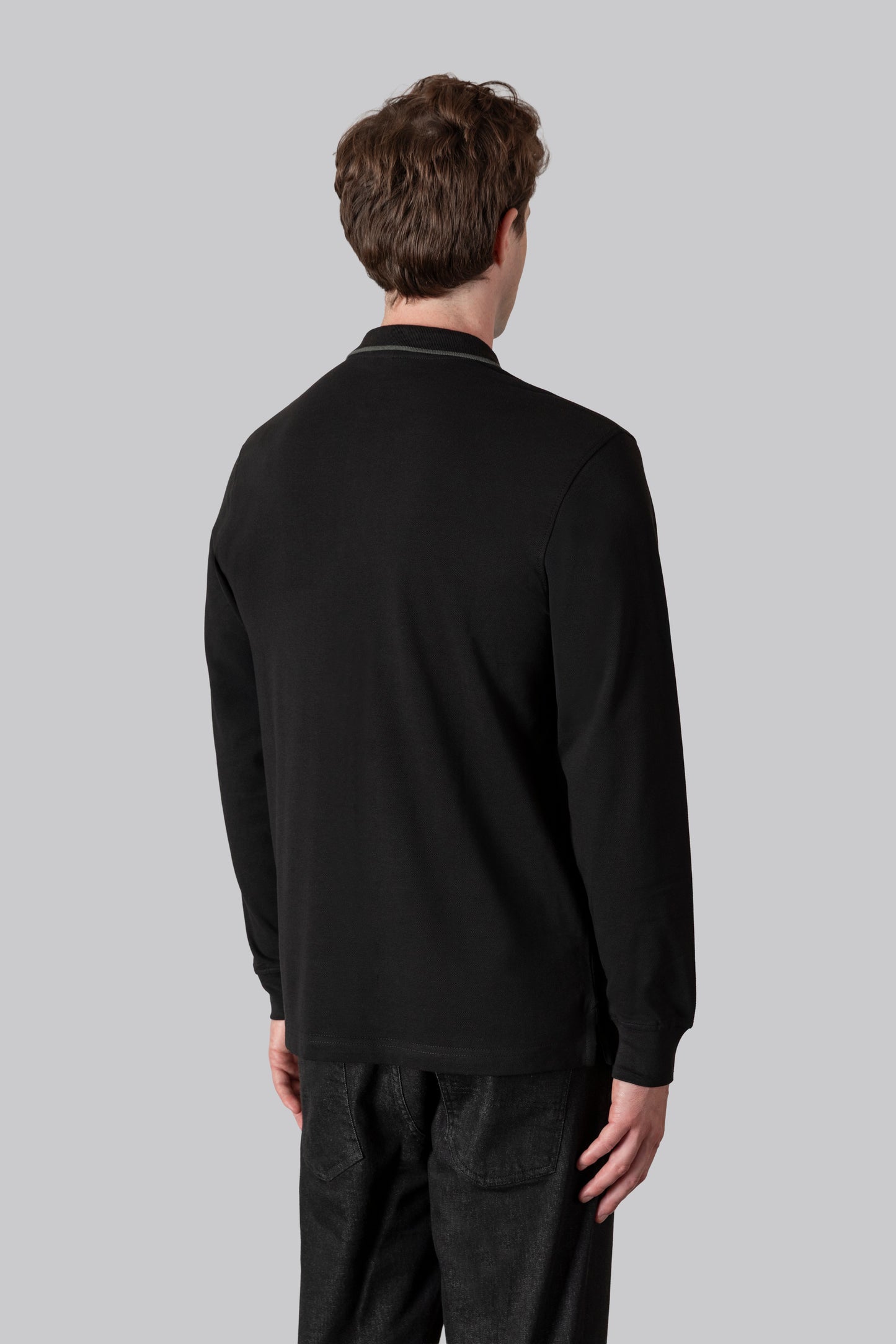 Piqué polo with contrasting stripe color on the collar and logo print under the collar
