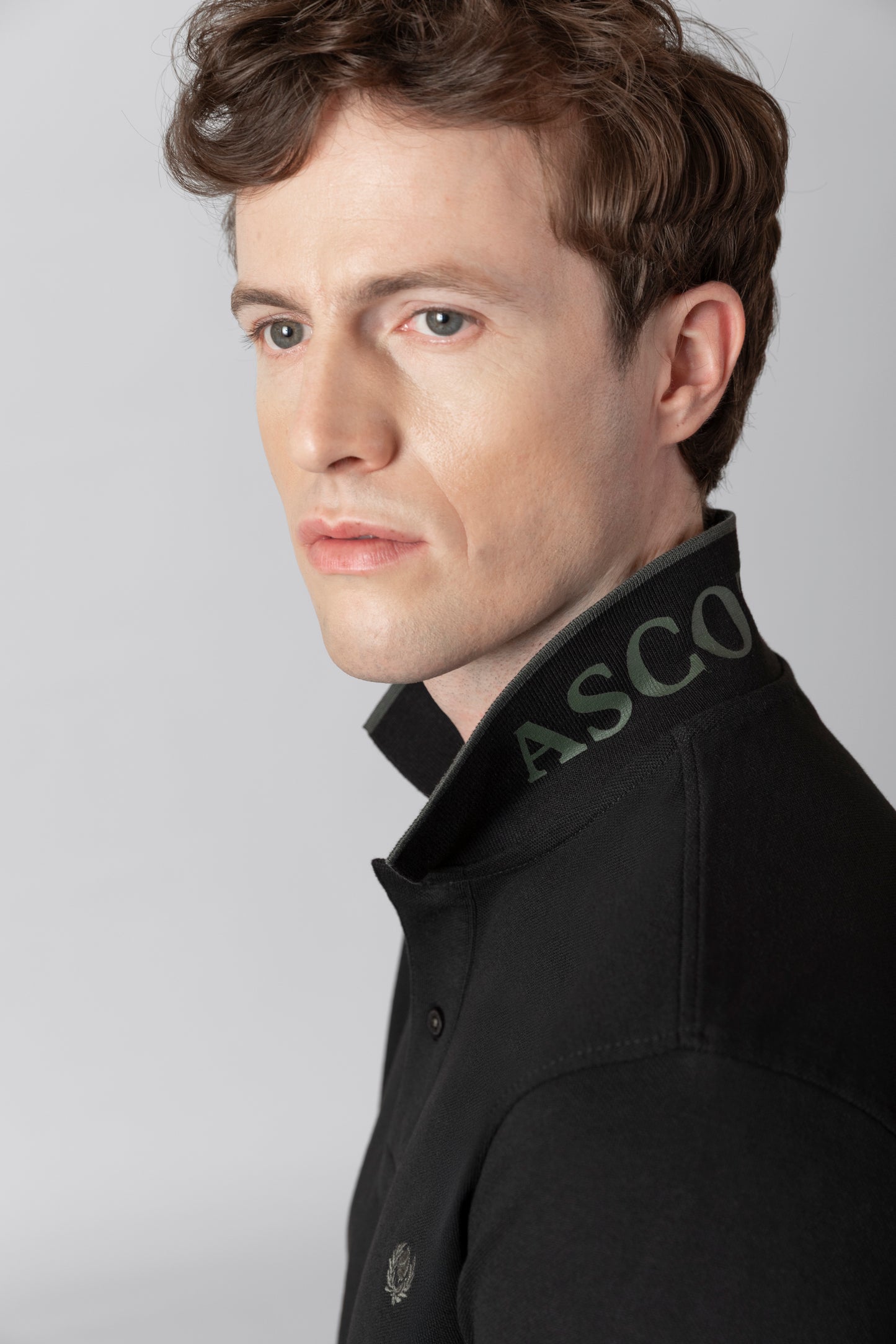 Piqué polo with contrasting stripe color on the collar and logo print under the collar