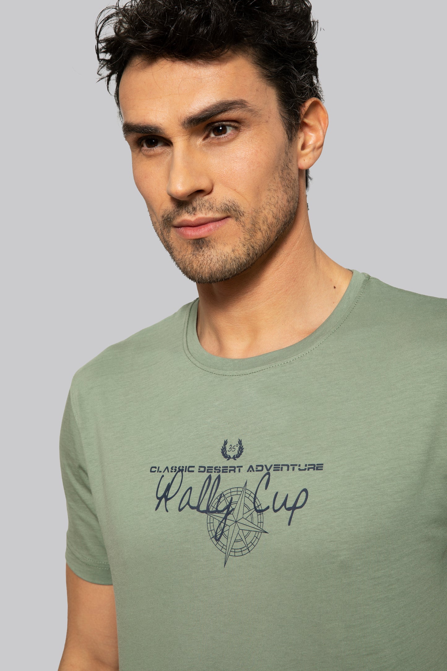 T-Shirt Grafica con Trofeo Rally