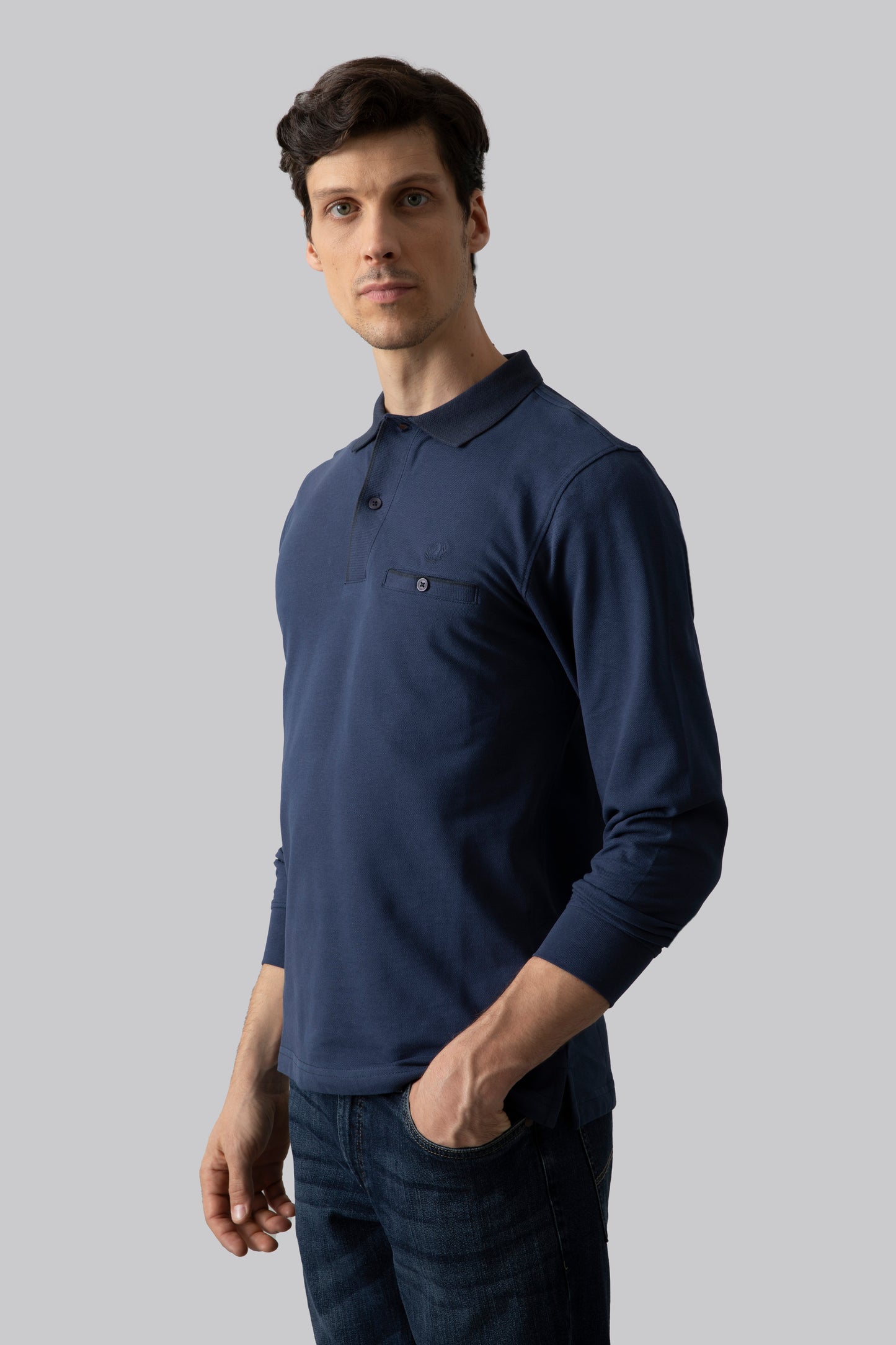 Polo manica lunga con taschino e dettaglio contrasto colore
