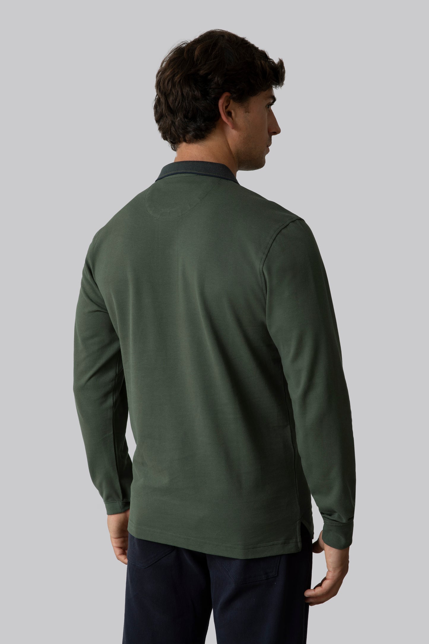 Polo manica lunga con taschino e dettaglio contrasto colore