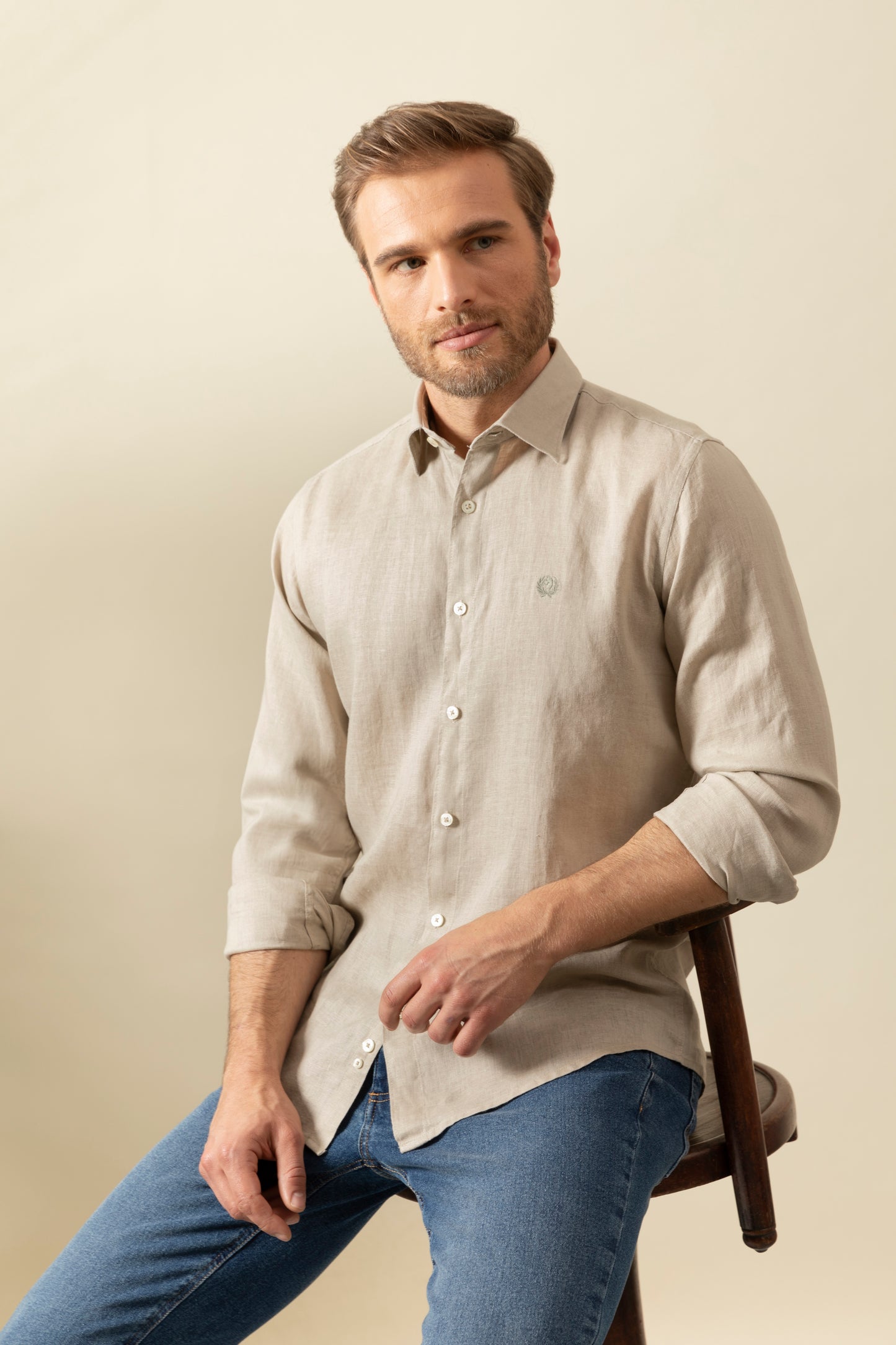 Camicia in 100% puro lino con collo classico