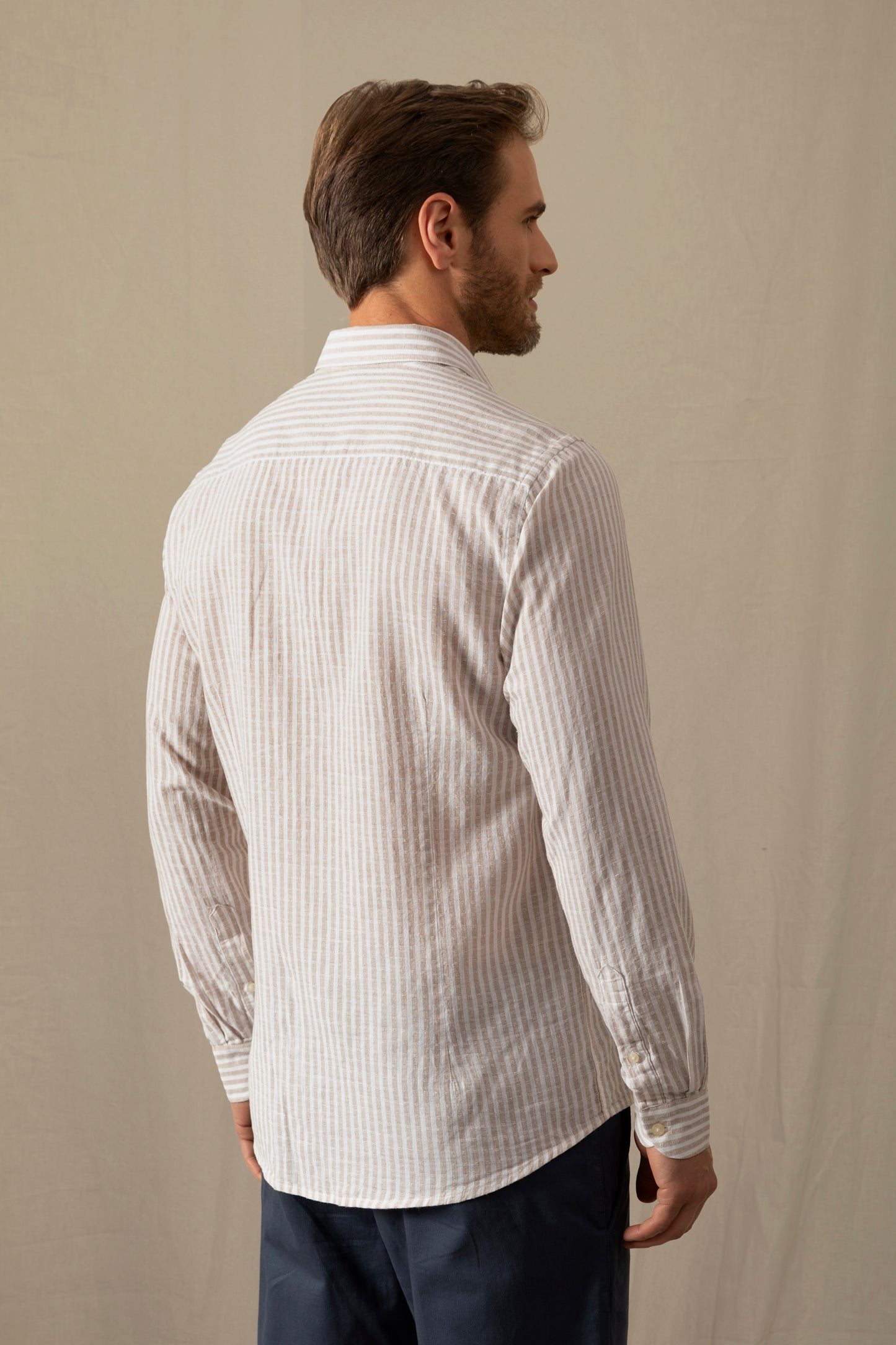 Classic collar shirt in cotton linen blend with textured stripes