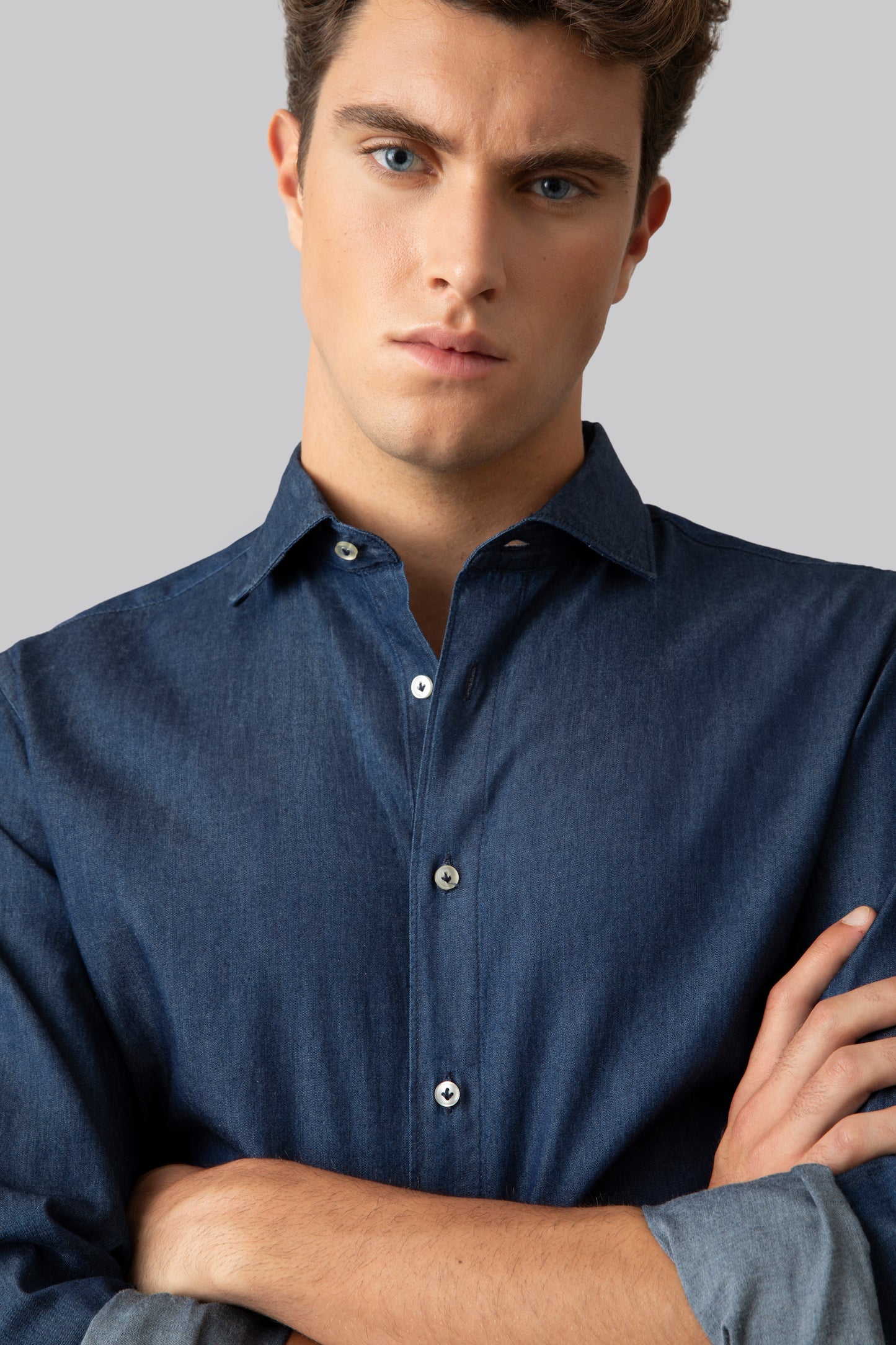 Camicia collo classico in denim di cotone lavaggio blu scuro