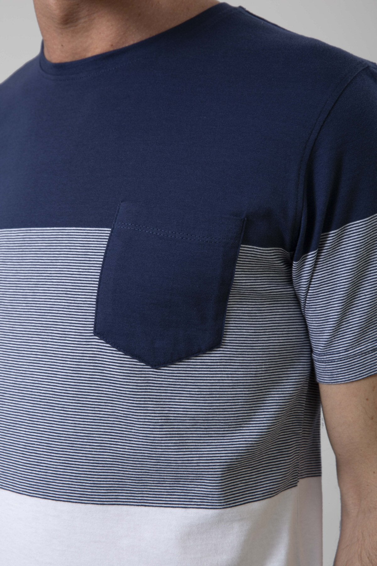 T-shirt rigata con taschino