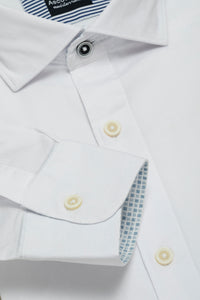 Camicia con bottoni a contrasto e stampa interno collo
