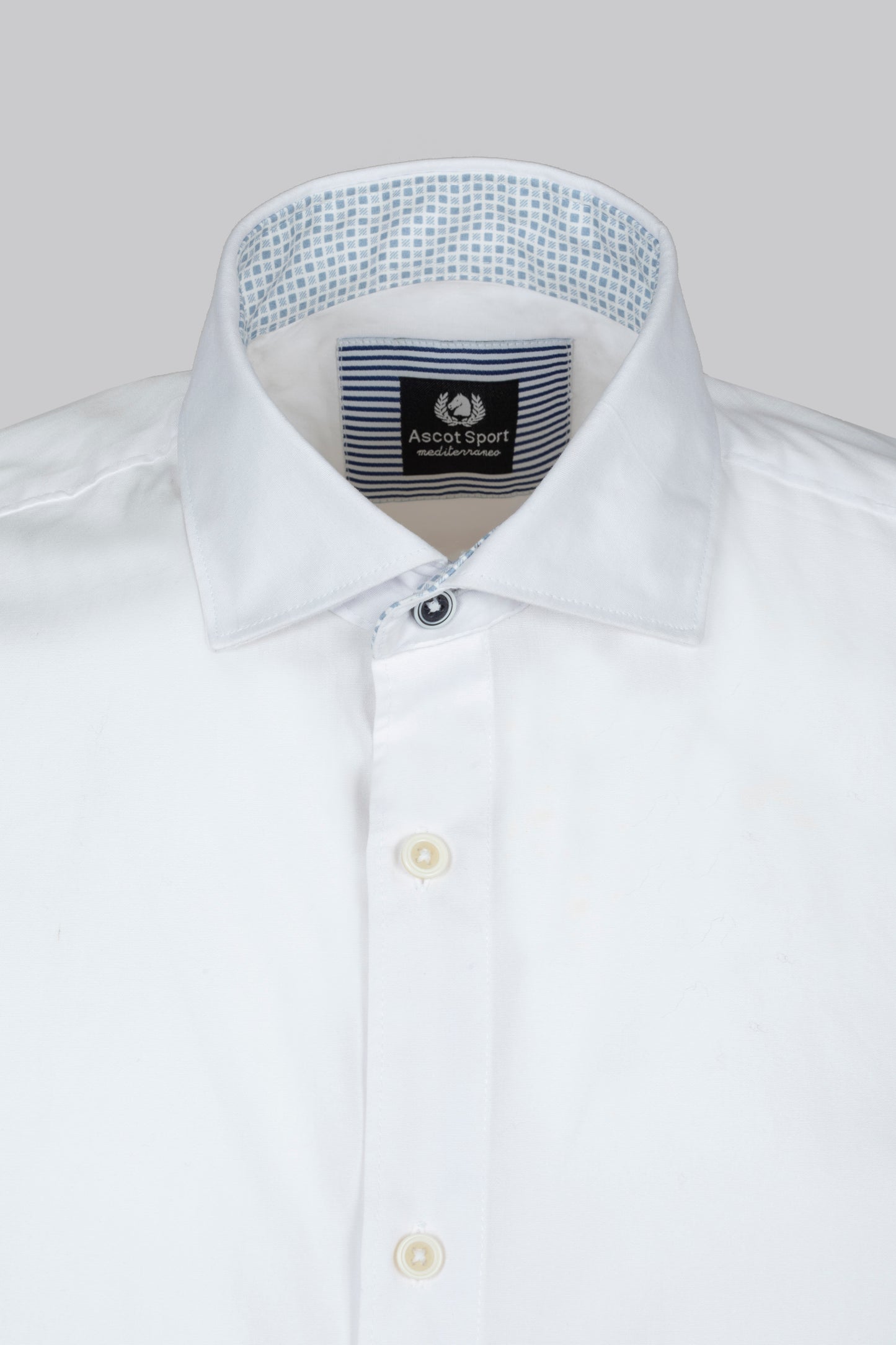Camicia con bottoni a contrasto e stampa interno collo