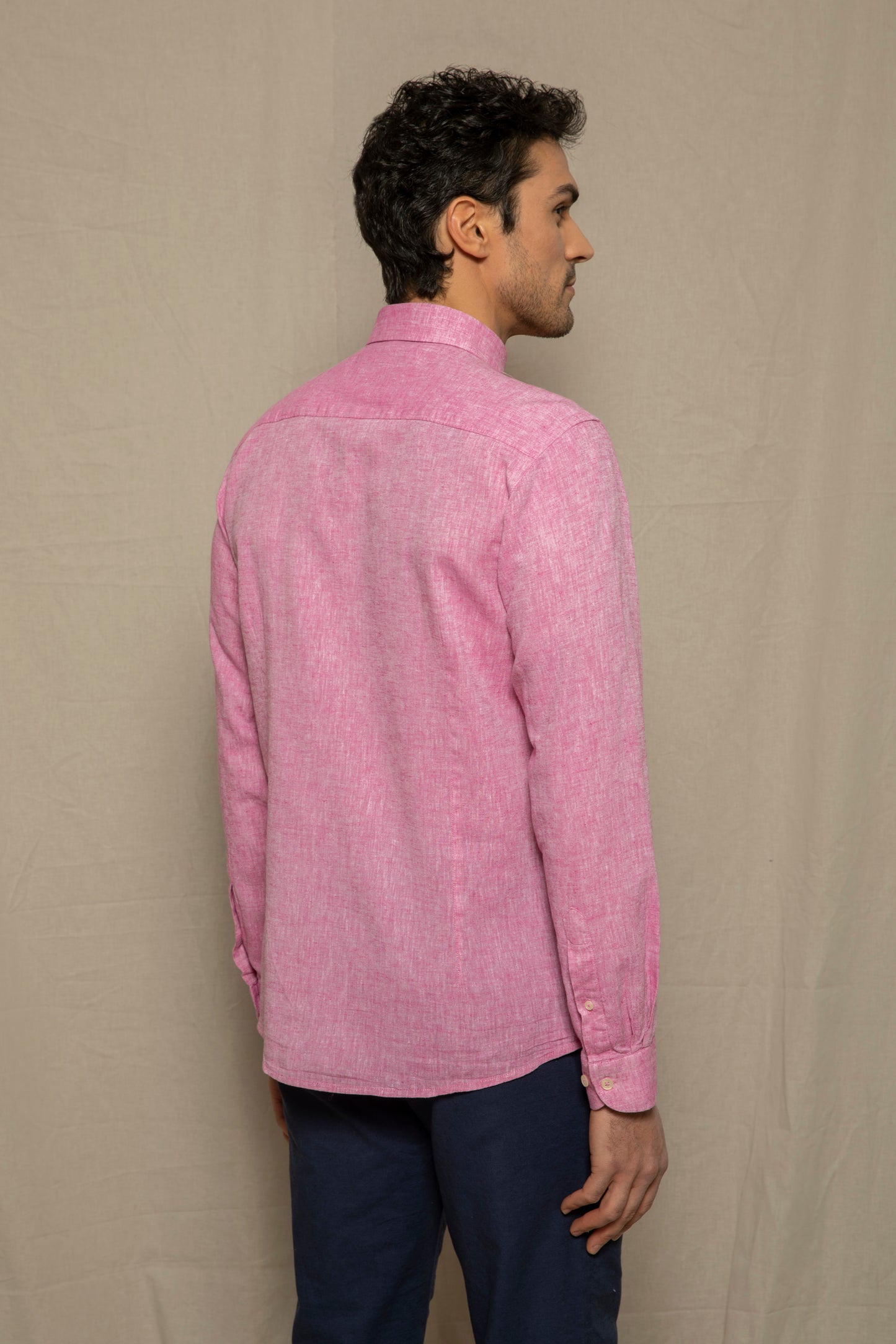 Classic collar shirt in yarn-dyed linen and cotton blend