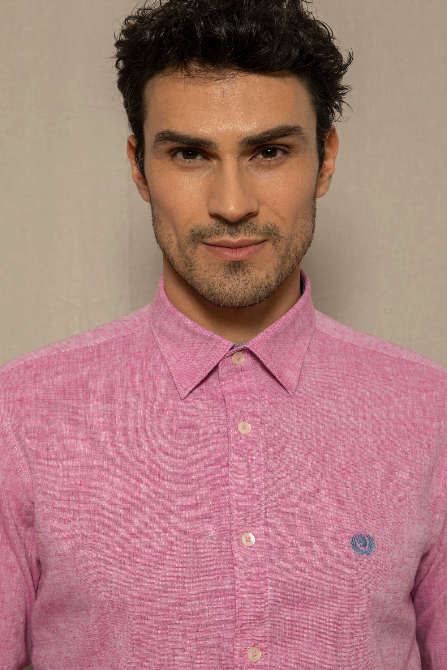 Classic collar shirt in yarn-dyed linen and cotton blend