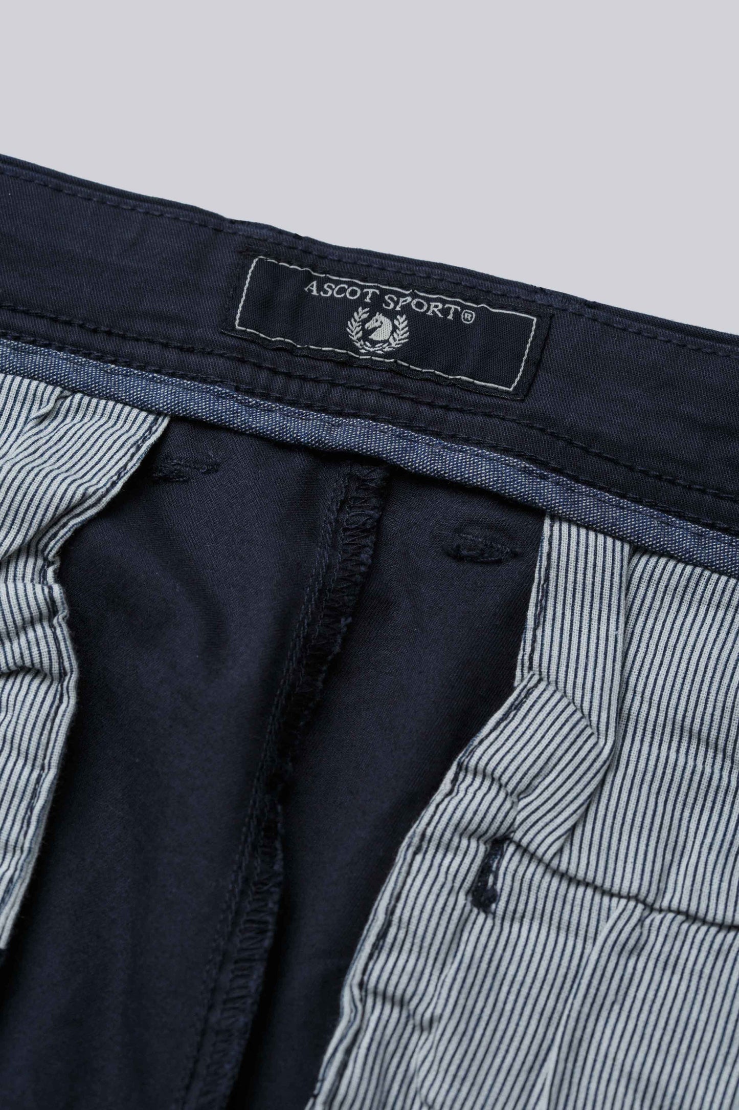 Chino con tasche posteriori