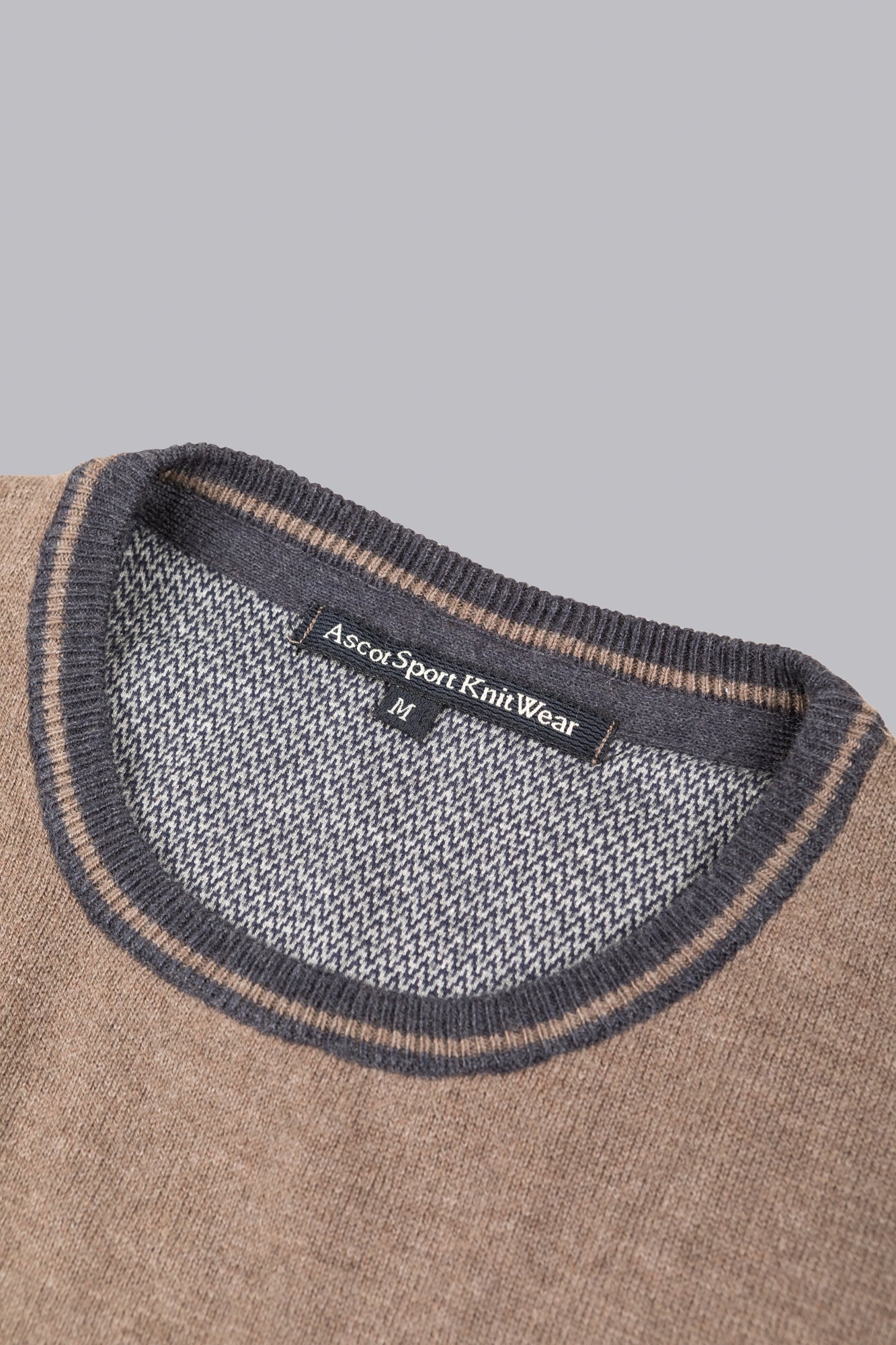 Maglione beige con dettagli a contrasto