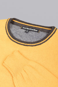 Maglione giallo con dettagli a contrasto