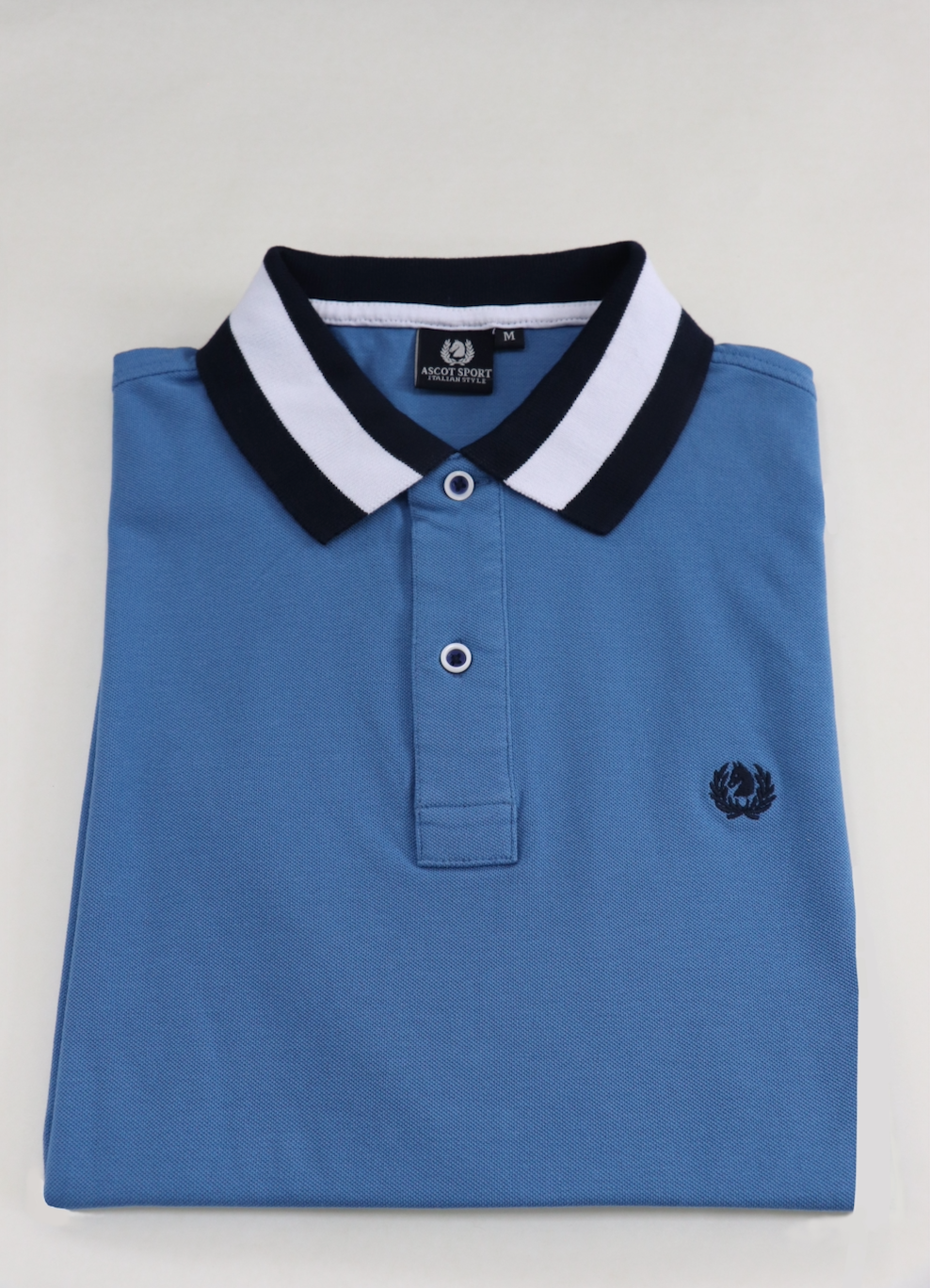 Polo blu con collo a contrasto