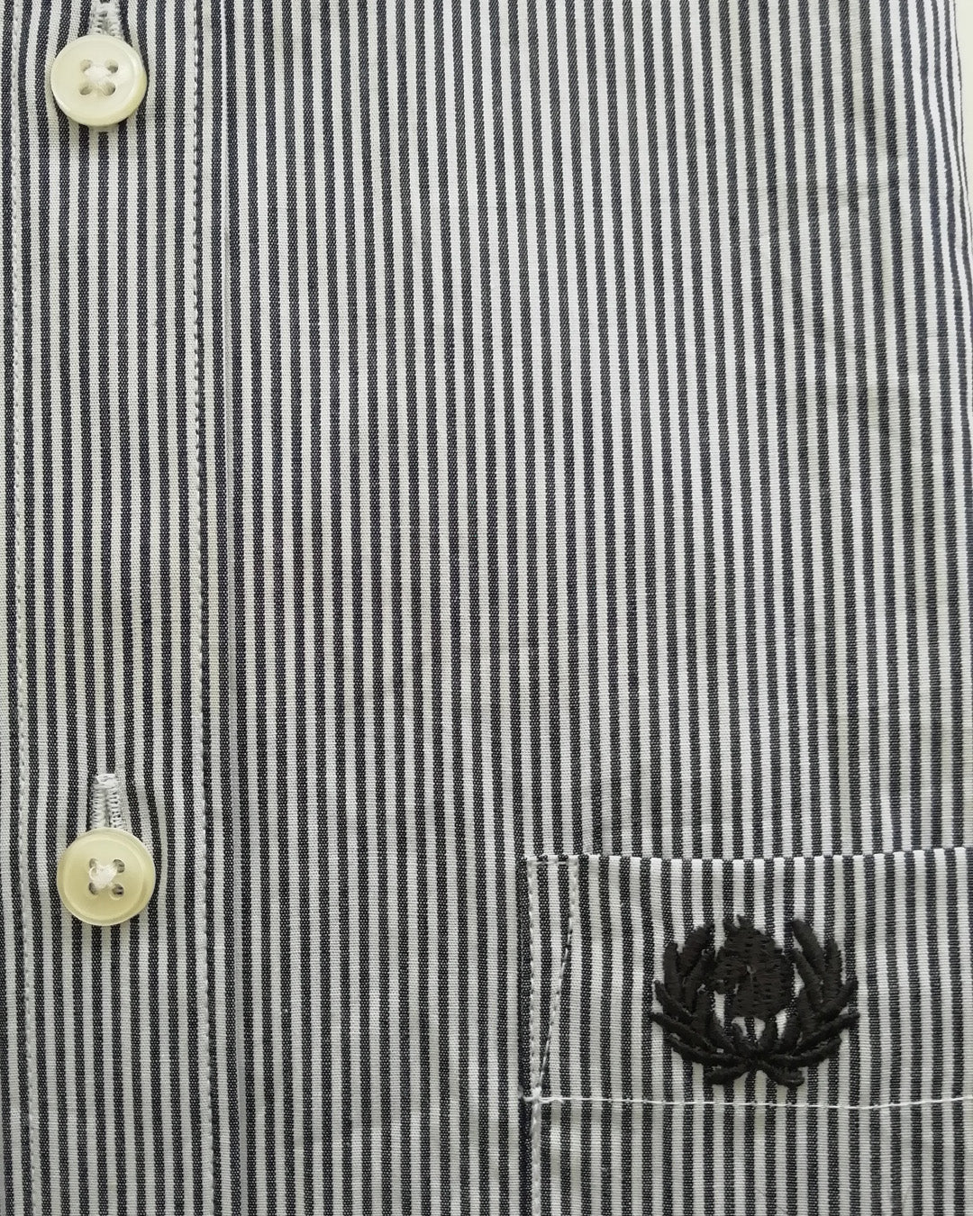 Camicia a righe in bianco e nero