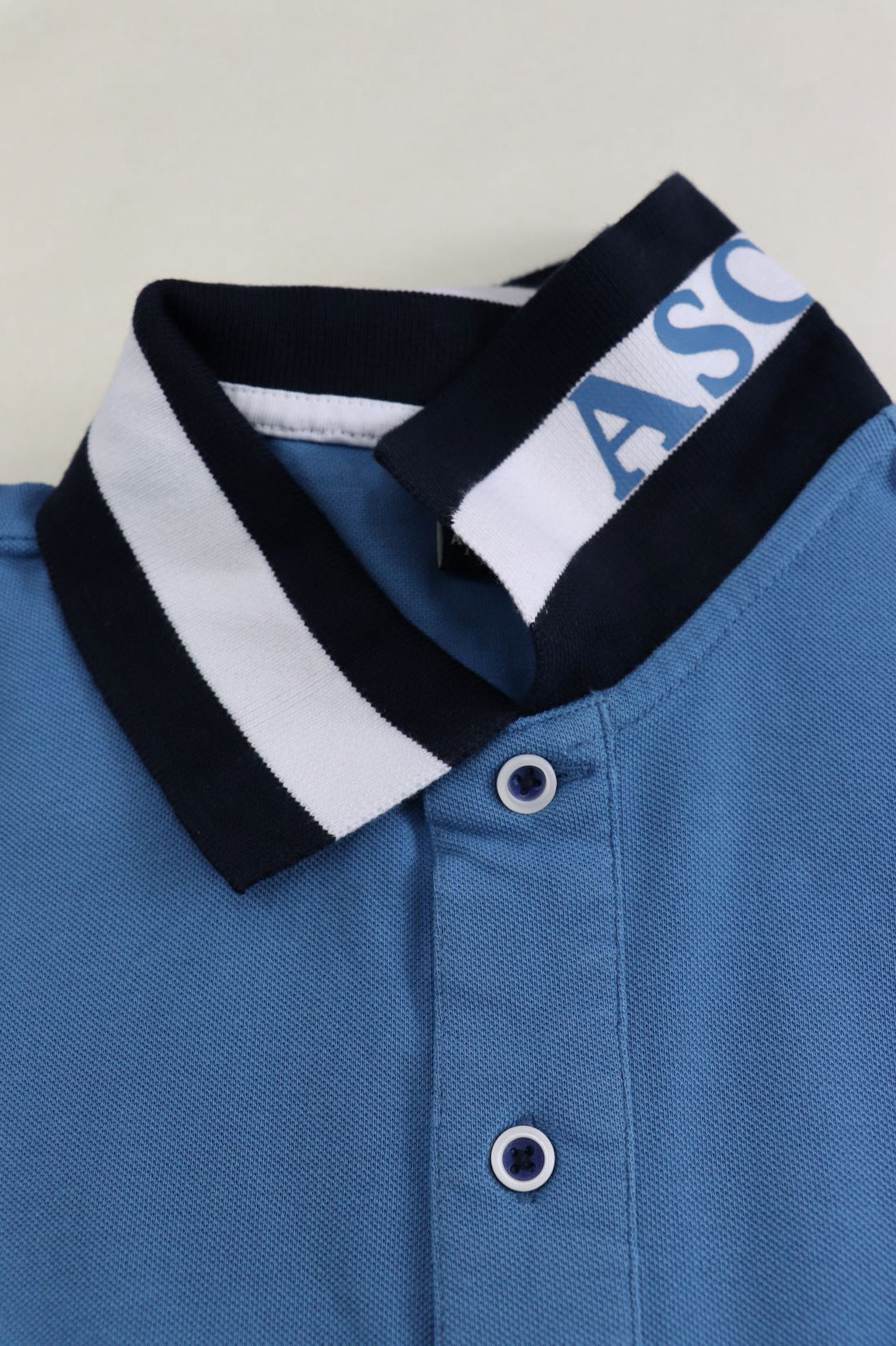Polo blu con collo a contrasto