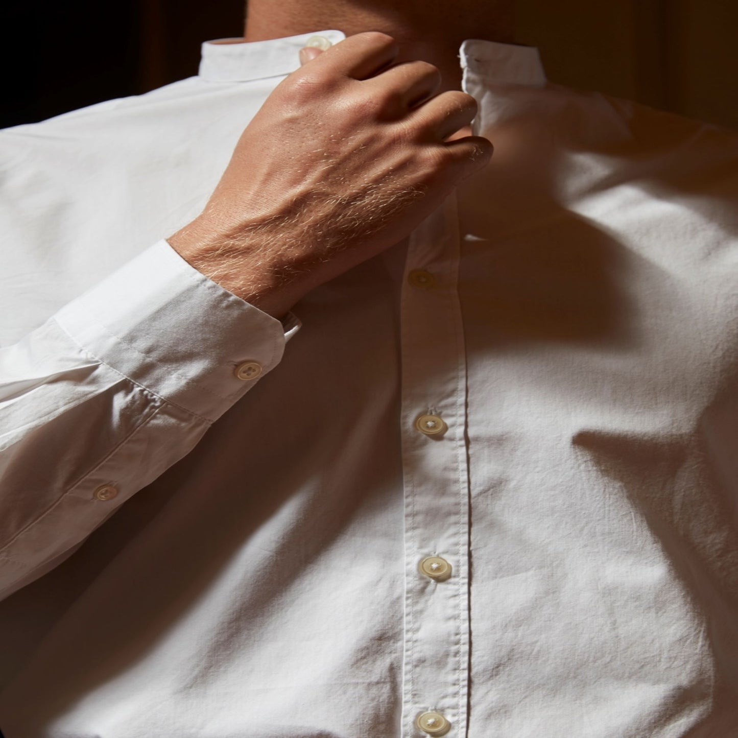 Camicia bianca con collo alla coreana