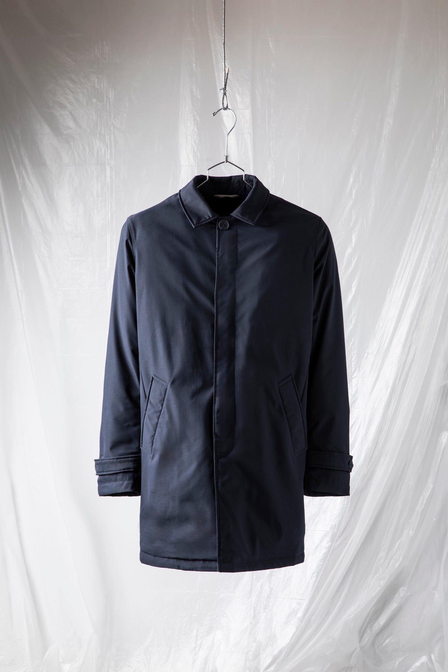 Cappotto tecnico con imbottitura thermosaldata e bottoni in tono colore