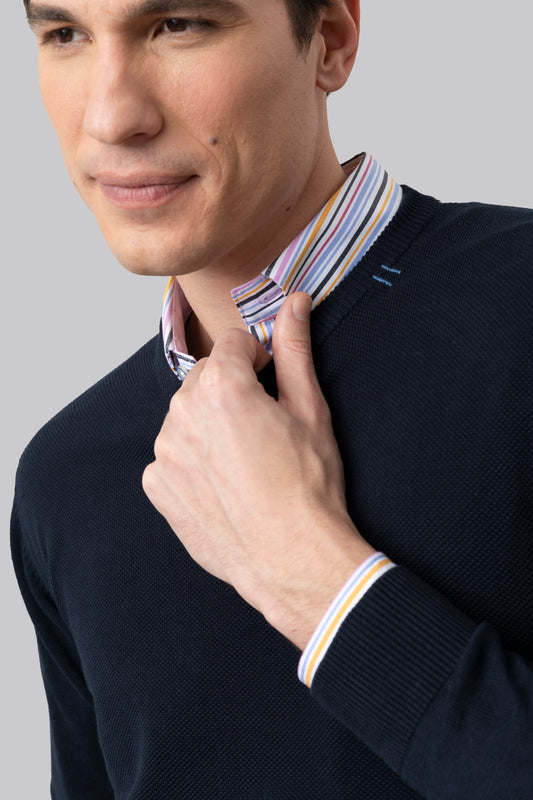 Crew neck sweater with jacquard pattern on the front and contrasting colors