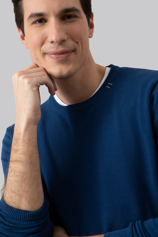 Crew neck sweater with jacquard pattern on the front and contrasting colors