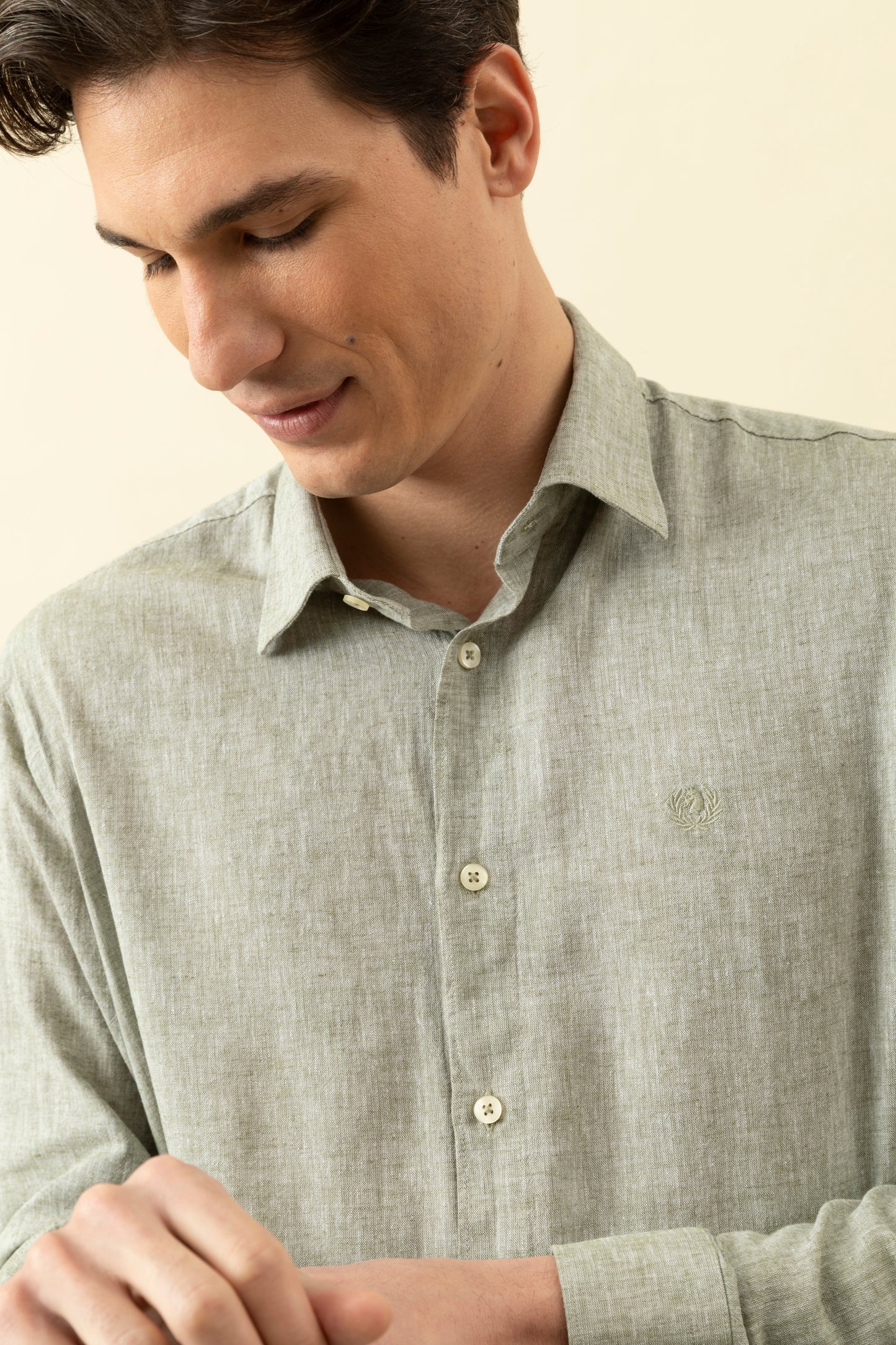 Camicia collo classico in tinto filo misto lino cotone